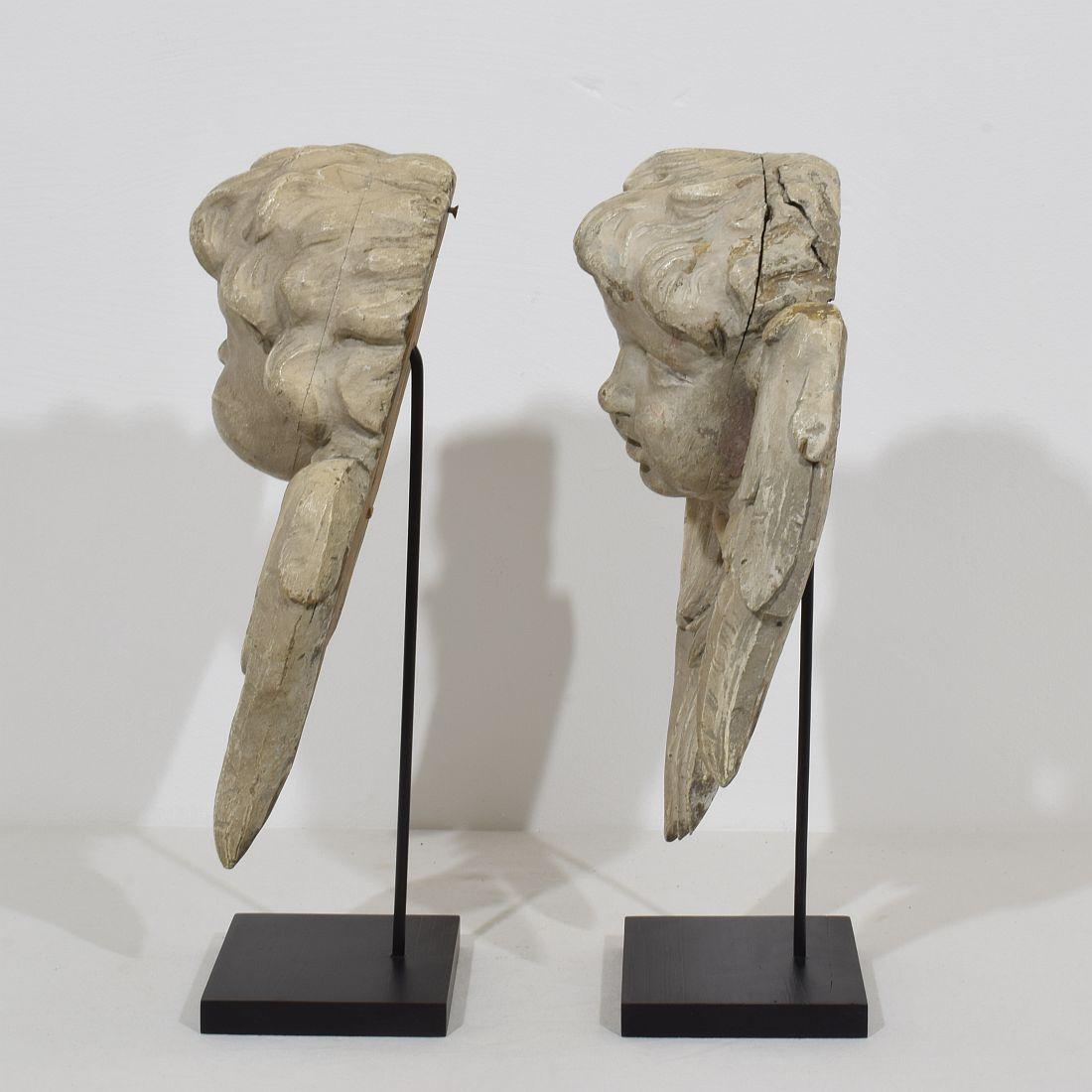 Pair Italian, 17th / 18th Century Carved Wooden Winged Angel Head Ornaments In Good Condition In Buisson, FR