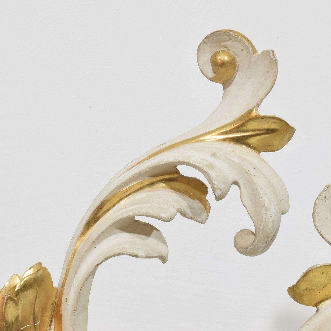 Paar italienische 18/19. Jahrhundert handgeschnitzte Giltwood Acanthus Leaf Curl Ornamente im Angebot 3