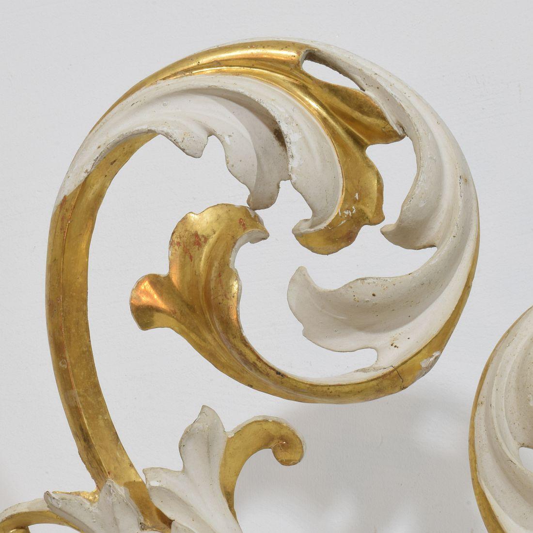 Pair Italian 18/19th Century Hand Carved Giltwood Acanthus Leaf Curl Ornaments For Sale 4