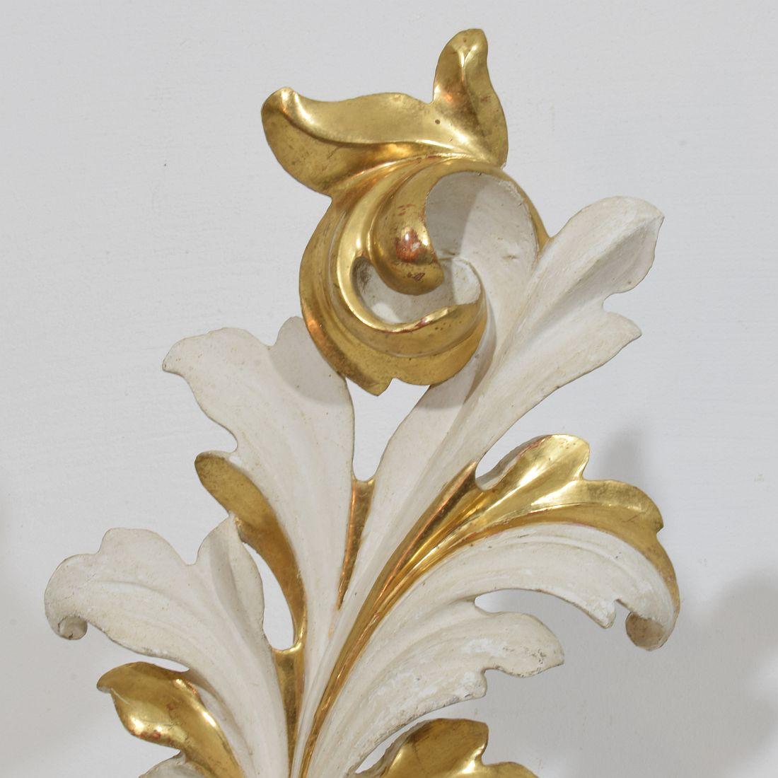 Pair Italian 18/19th Century Hand Carved Giltwood Acanthus Leaf Curl Ornaments For Sale 4