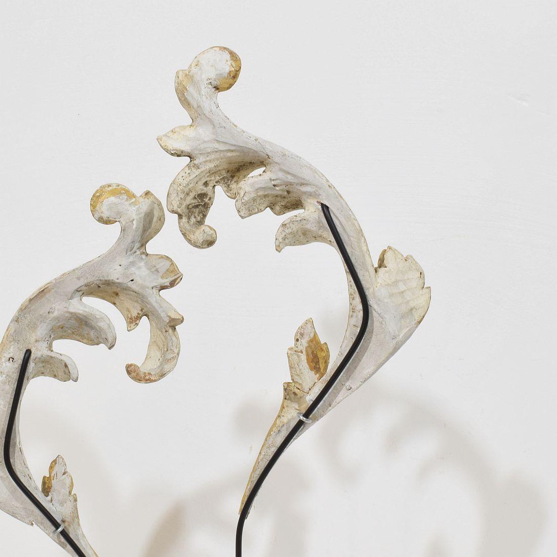Pareja de adornos italianos de madera de giltwood tallada a mano en forma de hoja de acanto del siglo XVIII/XIX en venta 3