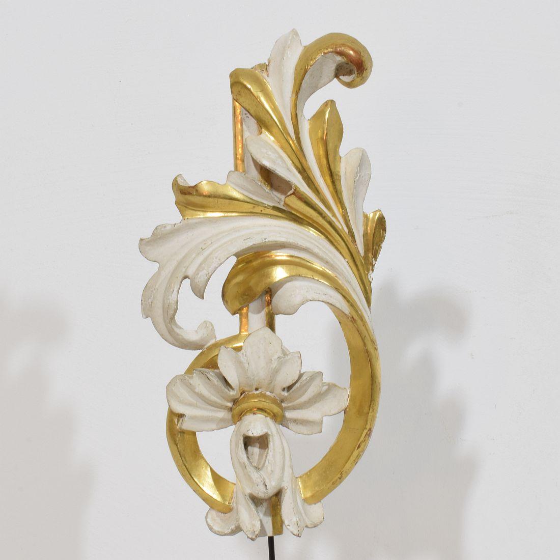 Pair Italian 18/19th Century Hand Carved Giltwood Acanthus Leaf Curl Ornaments For Sale 7