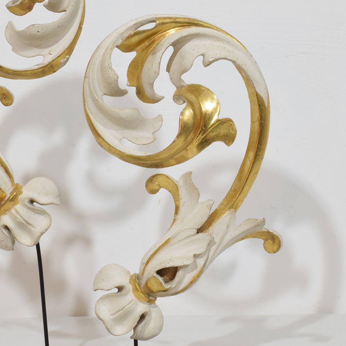 Paar italienische 18/19. Jahrhundert handgeschnitzte Giltwood Acanthus Leaf Curl Ornamente im Angebot 6