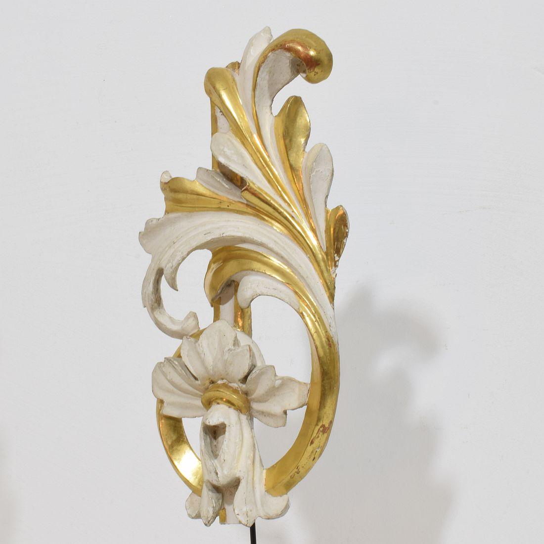 Pair Italian 18/19th Century Hand Carved Giltwood Acanthus Leaf Curl Ornaments For Sale 8