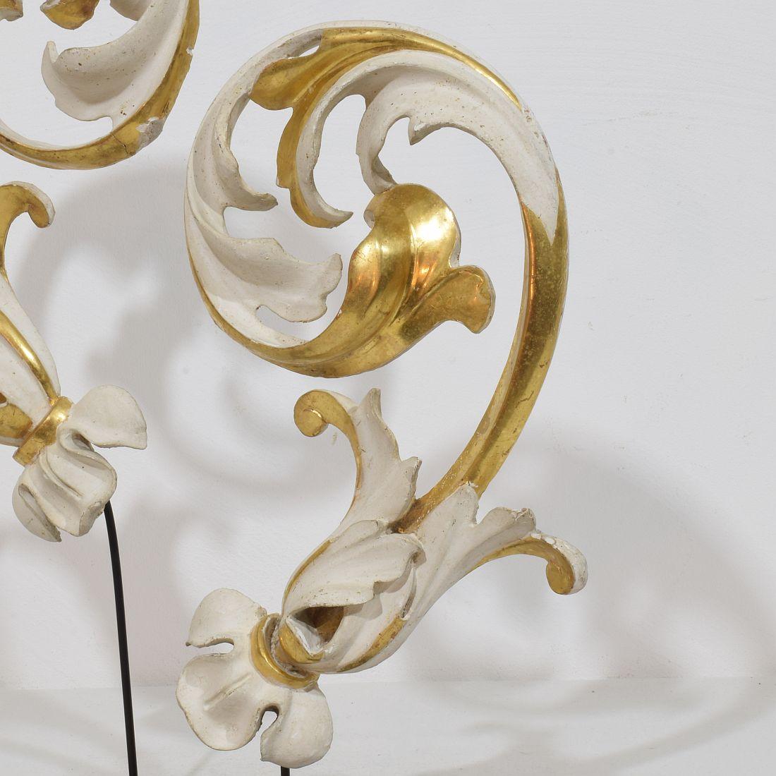 Paar italienische 18/19. Jahrhundert handgeschnitzte Giltwood Acanthus Leaf Curl Ornamente im Angebot 7