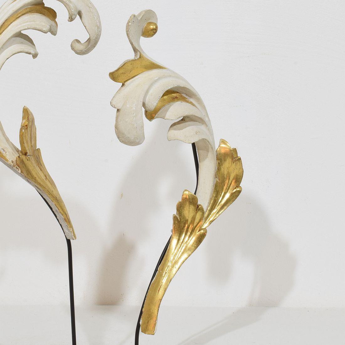 Pair Italian 18/19th Century Hand Carved Giltwood Acanthus Leaf Curl Ornaments For Sale 9