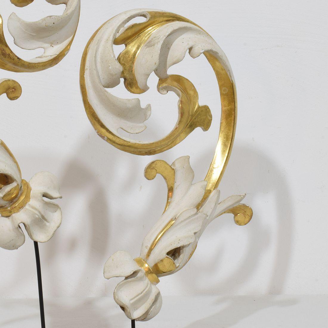 Paar italienische 18/19. Jahrhundert handgeschnitzte Giltwood Acanthus Leaf Curl Ornamente im Angebot 8