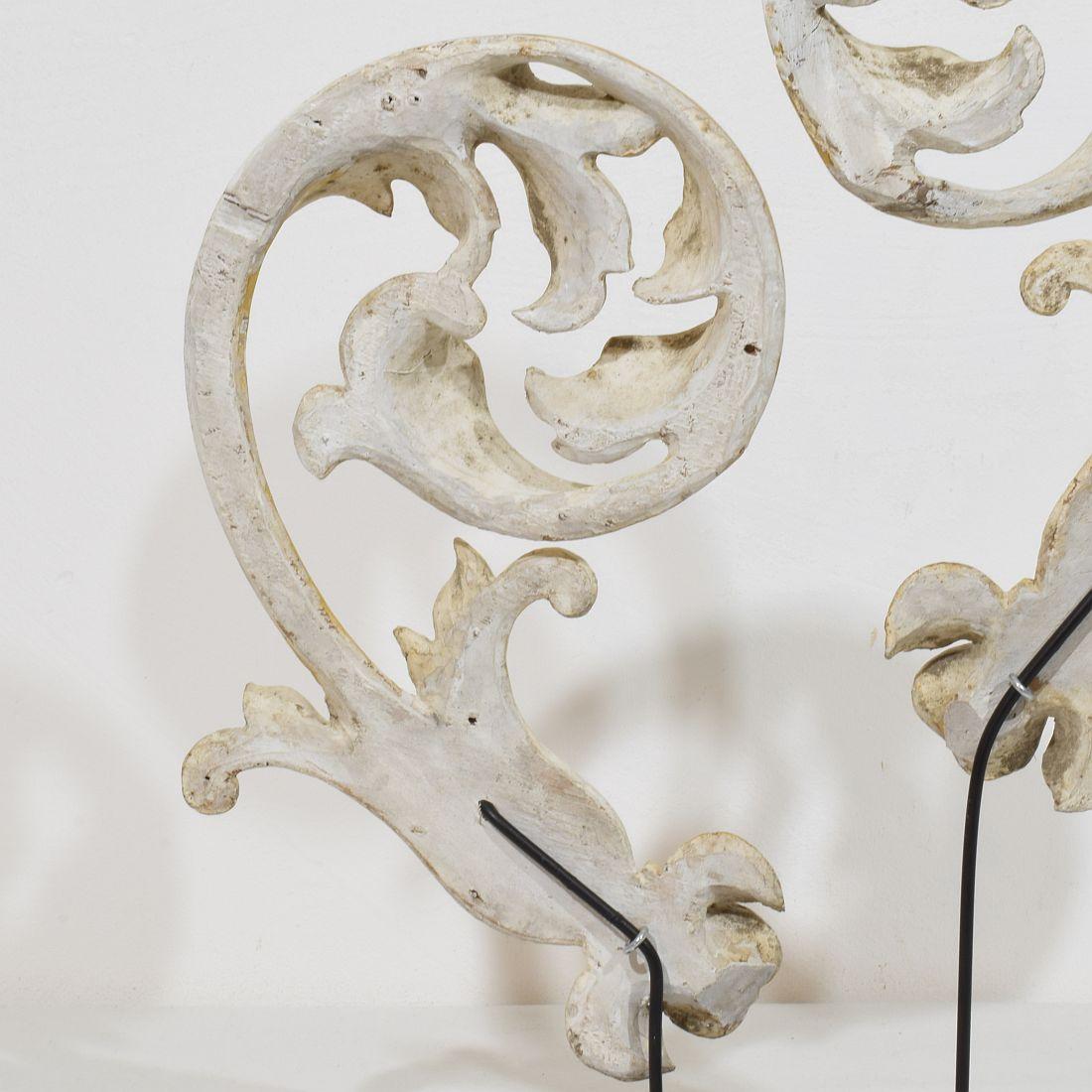 Paar italienische 18/19. Jahrhundert handgeschnitzte Giltwood Acanthus Leaf Curl Ornamente im Angebot 9