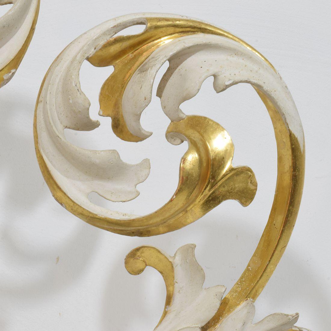 Paar italienische 18/19. Jahrhundert handgeschnitzte Giltwood Acanthus Leaf Curl Ornamente im Angebot 10