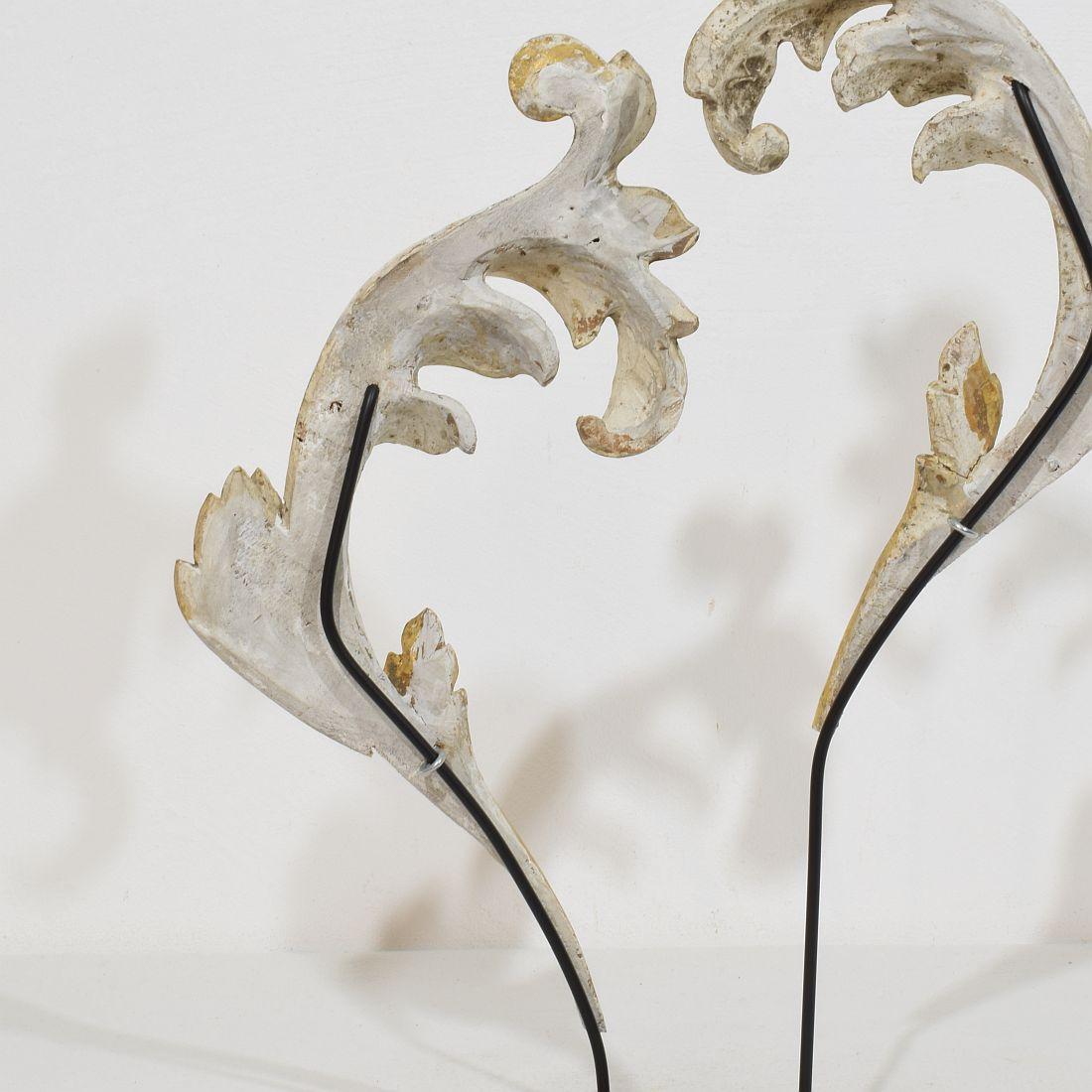 Pareja de adornos italianos de madera de giltwood tallada a mano en forma de hoja de acanto del siglo XVIII/XIX en venta 10
