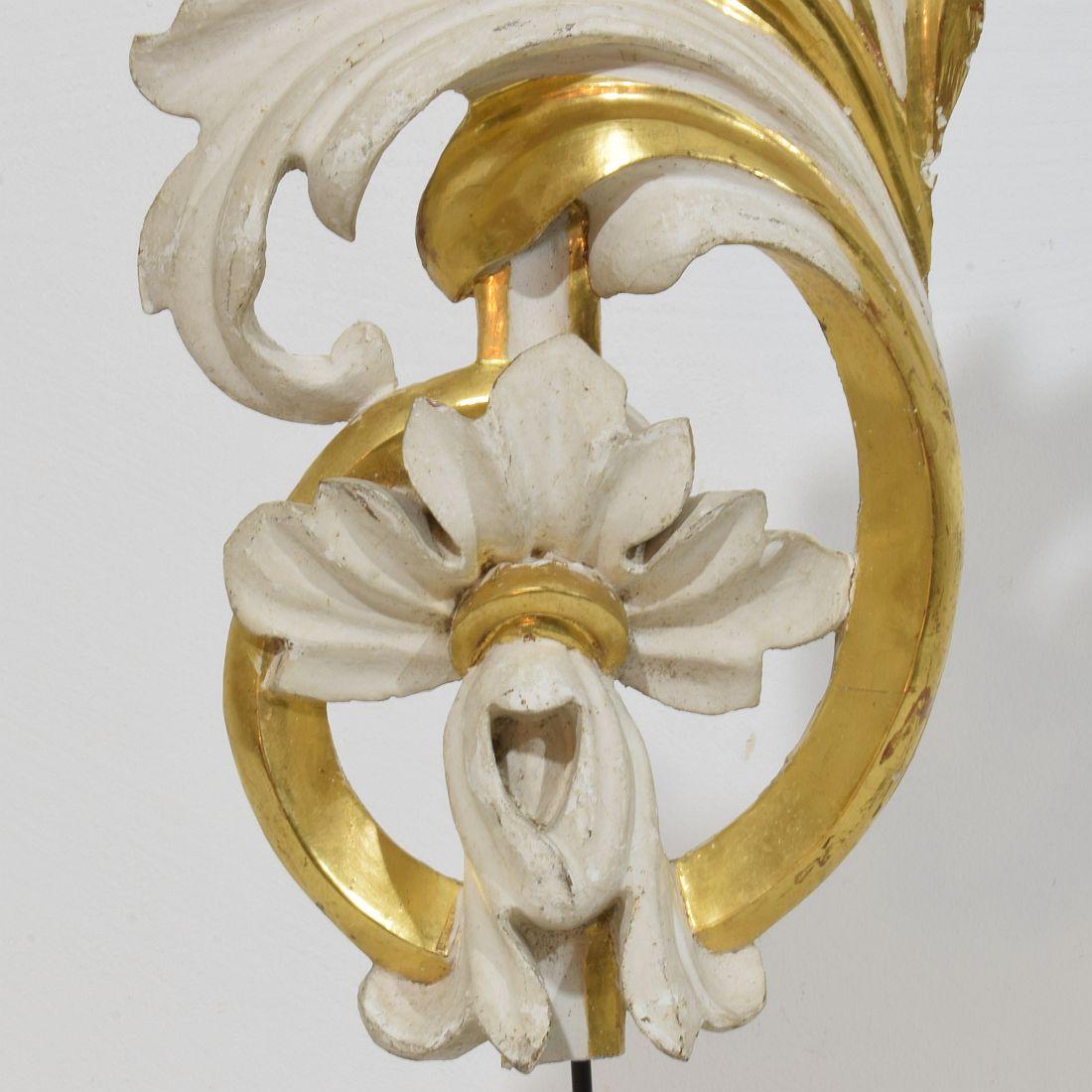 Pair Italian 18/19th Century Hand Carved Giltwood Acanthus Leaf Curl Ornaments For Sale 12