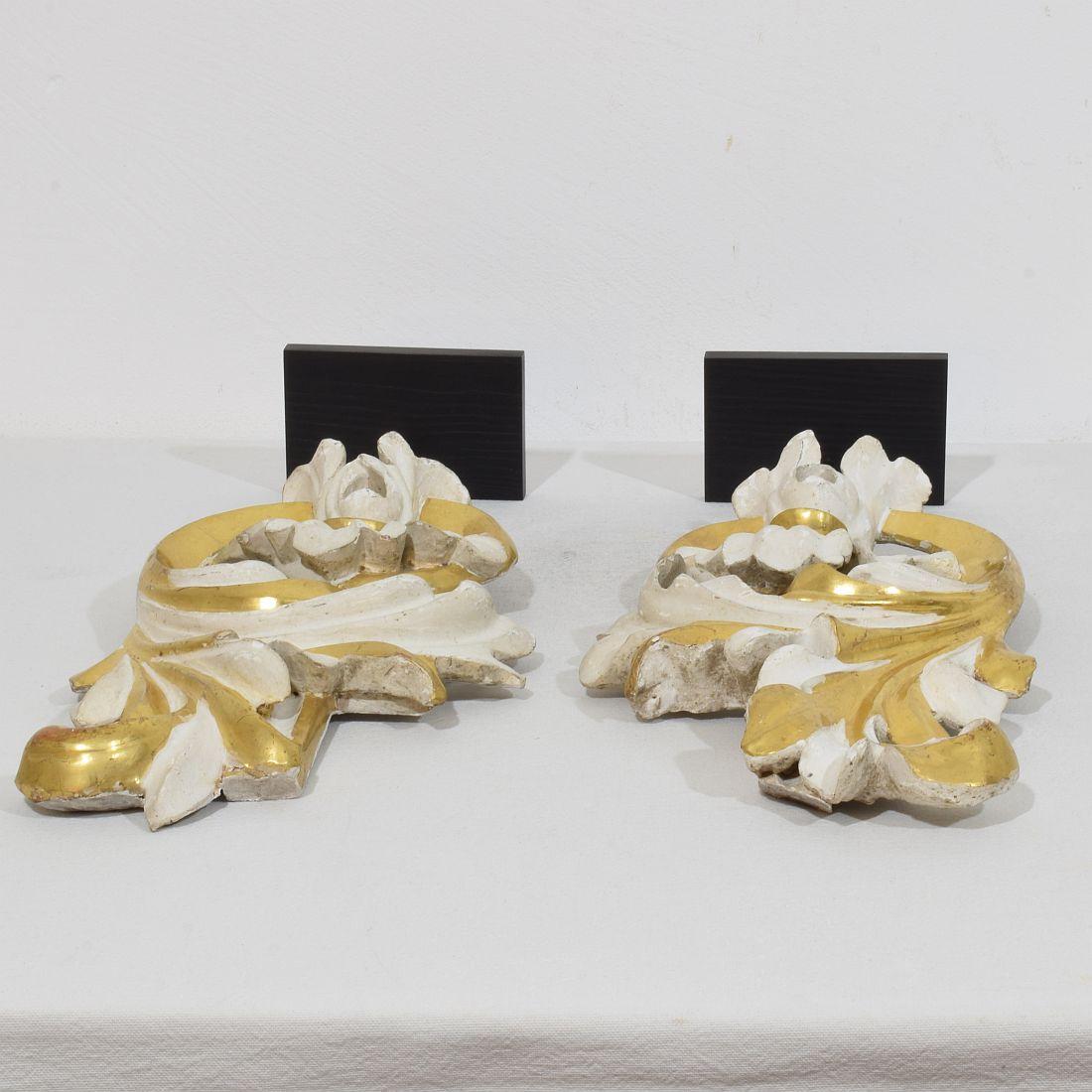 Pair Italian 18/19th Century Hand Carved Giltwood Acanthus Leaf Curl Ornaments For Sale 13