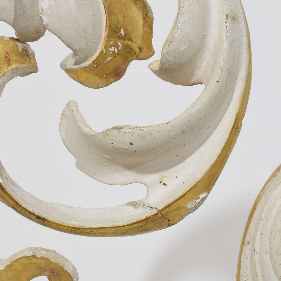 Paar italienische 18/19. Jahrhundert handgeschnitzte Giltwood Acanthus Leaf Curl Ornamente im Angebot 12