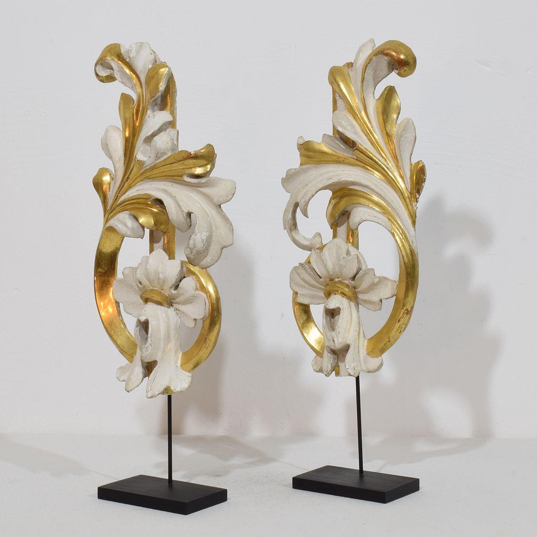 Wunderschöne, handgeschnitzte Akanthusblattwerk-Ornamente aus Goldholz, die einst eine Kapelle schmückten und aufgrund ihres hohen Alters ein wunderschönes verwittertes Aussehen haben.
Italien um 1780/1850 , verwittert, kleine Schäden und alte