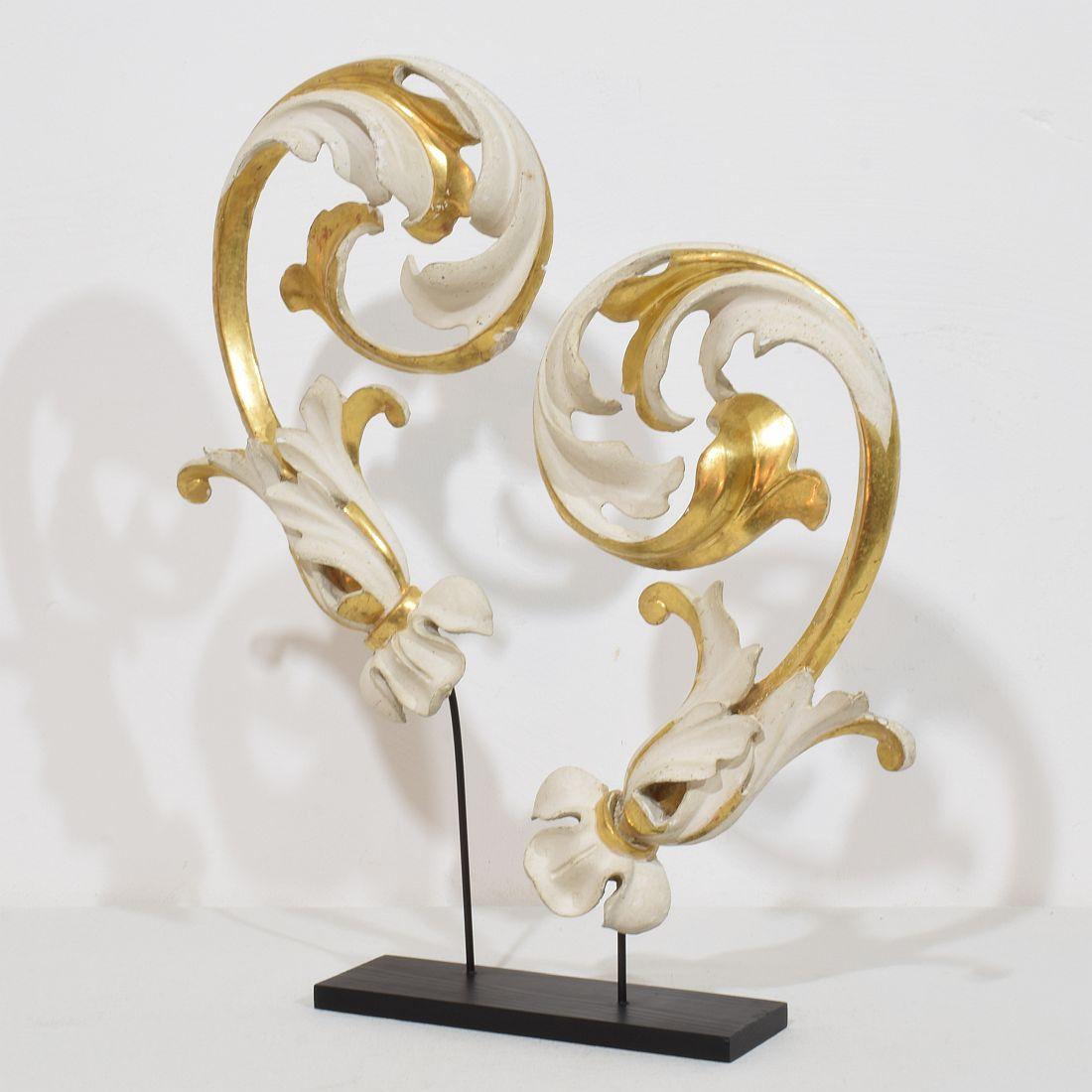 Wunderschöne, handgeschnitzte Akanthusblattwerk-Ornamente aus Goldholz, die einst eine Kapelle schmückten und aufgrund ihres hohen Alters ein wunderschönes verwittertes Aussehen haben.
Italien um 1780/1850 , verwittert, alte Reparatur.
Die
