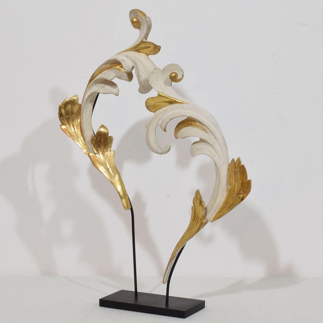 Preciosos adornos de madera dorada tallada a mano en forma de rizo de hojas de acanto que en su día adornaron una capilla .Piezas originales de época que debido a su elevada antigüedad tienen un maravilloso aspecto envejecido.
Italia circa 1780/1850