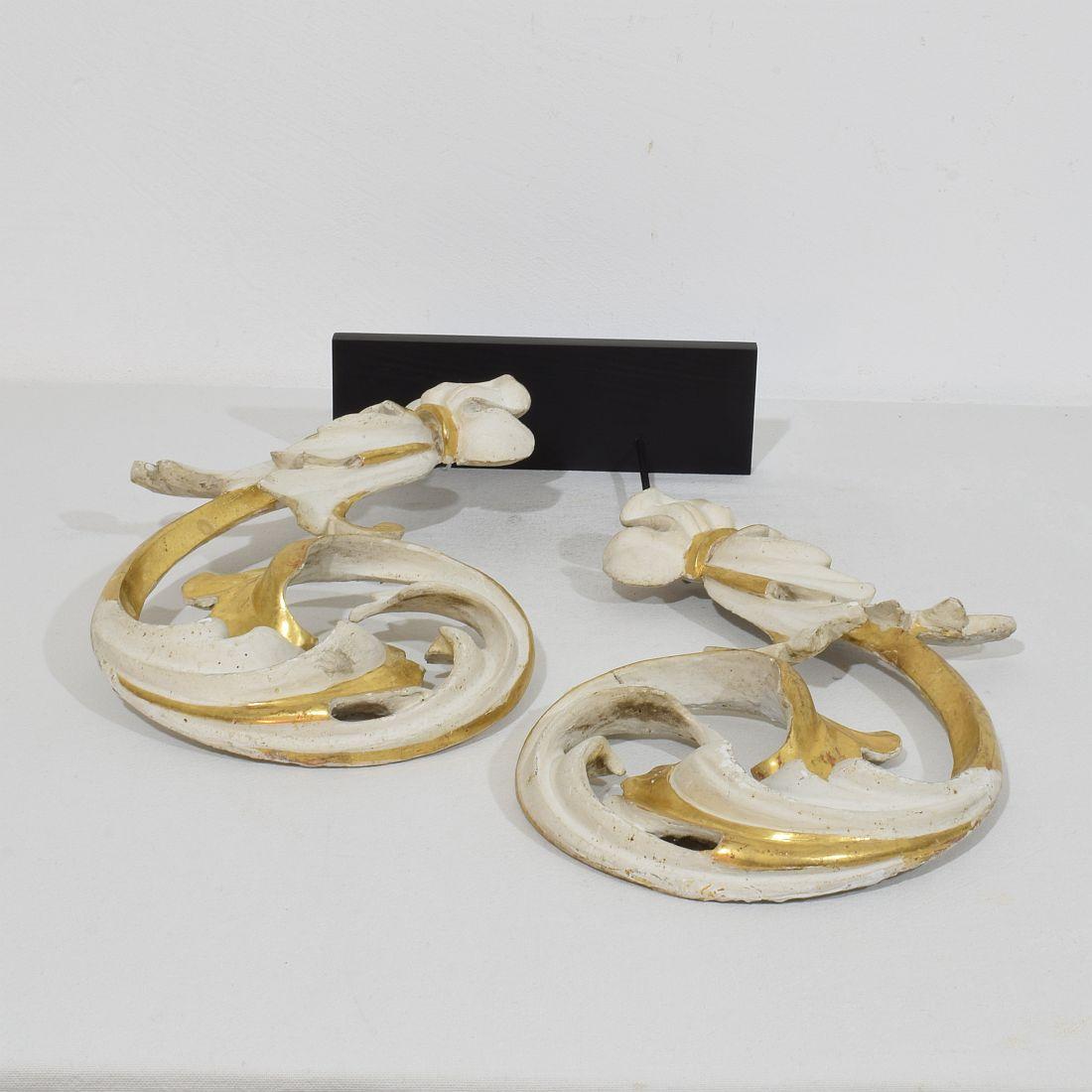 Paar italienische 18/19. Jahrhundert handgeschnitzte Giltwood Acanthus Leaf Curl Ornamente im Angebot 13