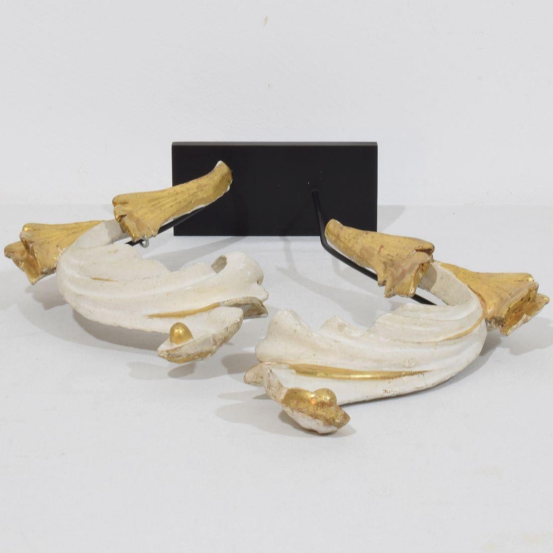 Pareja de adornos italianos de madera de giltwood tallada a mano en forma de hoja de acanto del siglo XVIII/XIX en venta 13