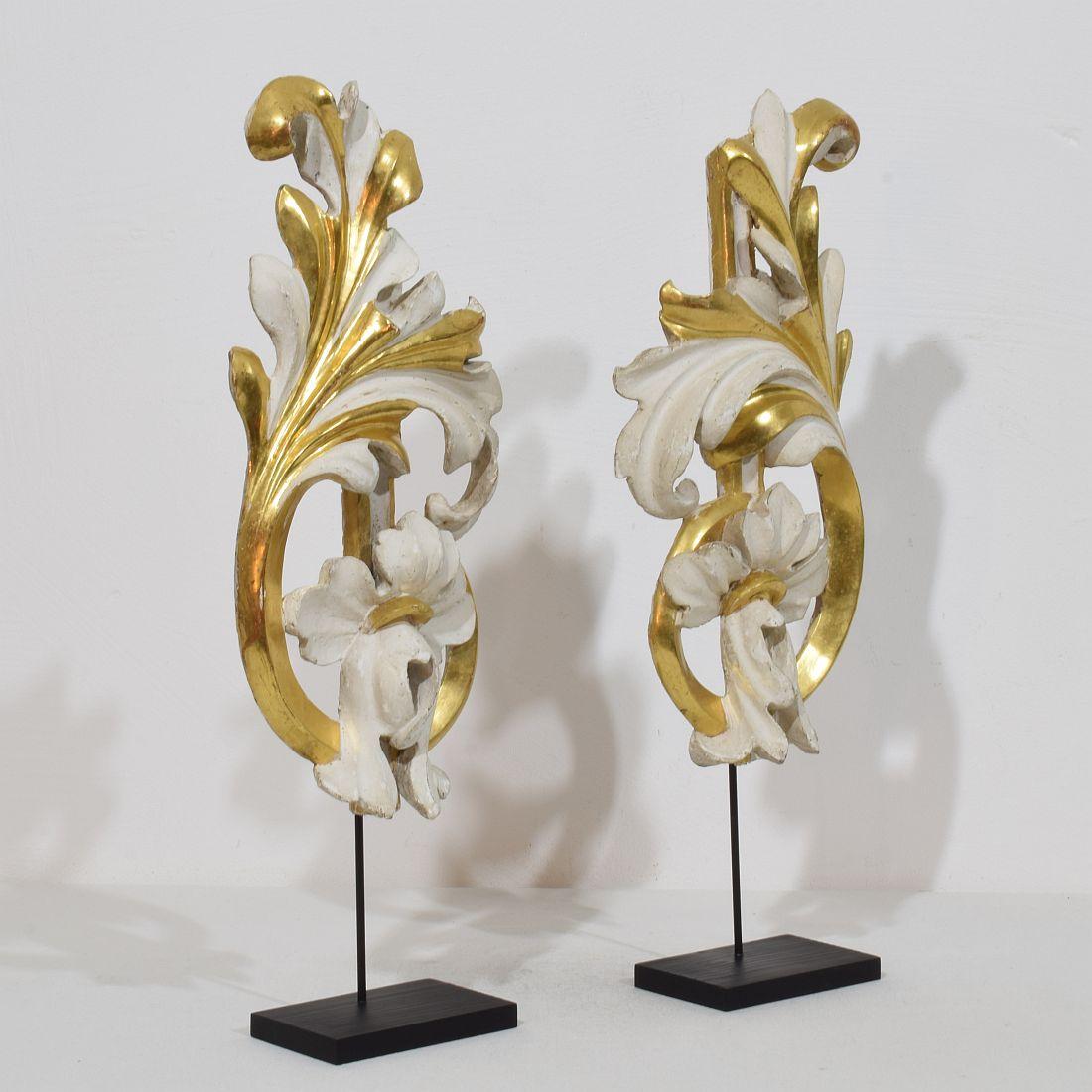 Hand-Carved Pair Italian 18/19th Century Hand Carved Giltwood Acanthus Leaf Curl Ornaments For Sale
