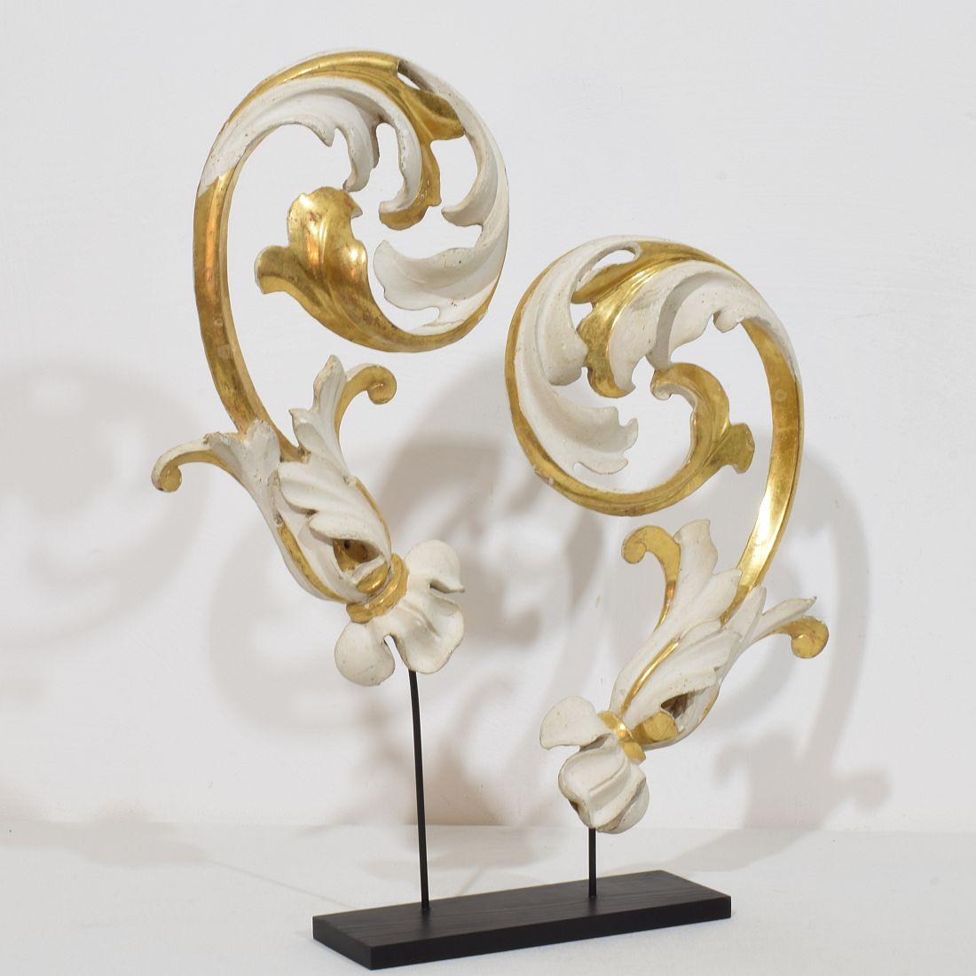 Hand-Carved Pair Italian 18/19th Century Hand Carved Giltwood Acanthus Leaf Curl Ornaments For Sale