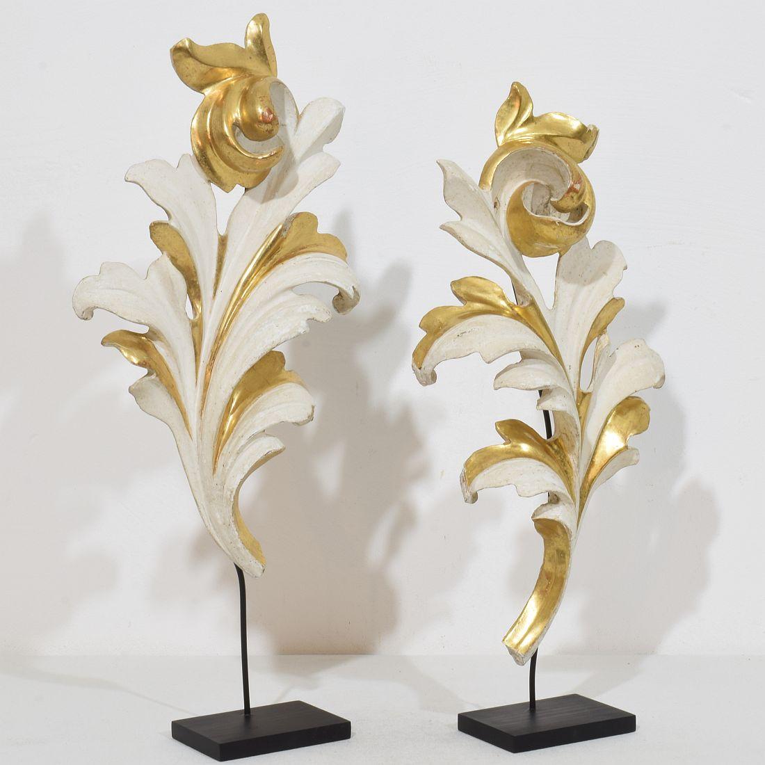 Hand-Carved Pair Italian 18/19th Century Hand Carved Giltwood Acanthus Leaf Curl Ornaments For Sale