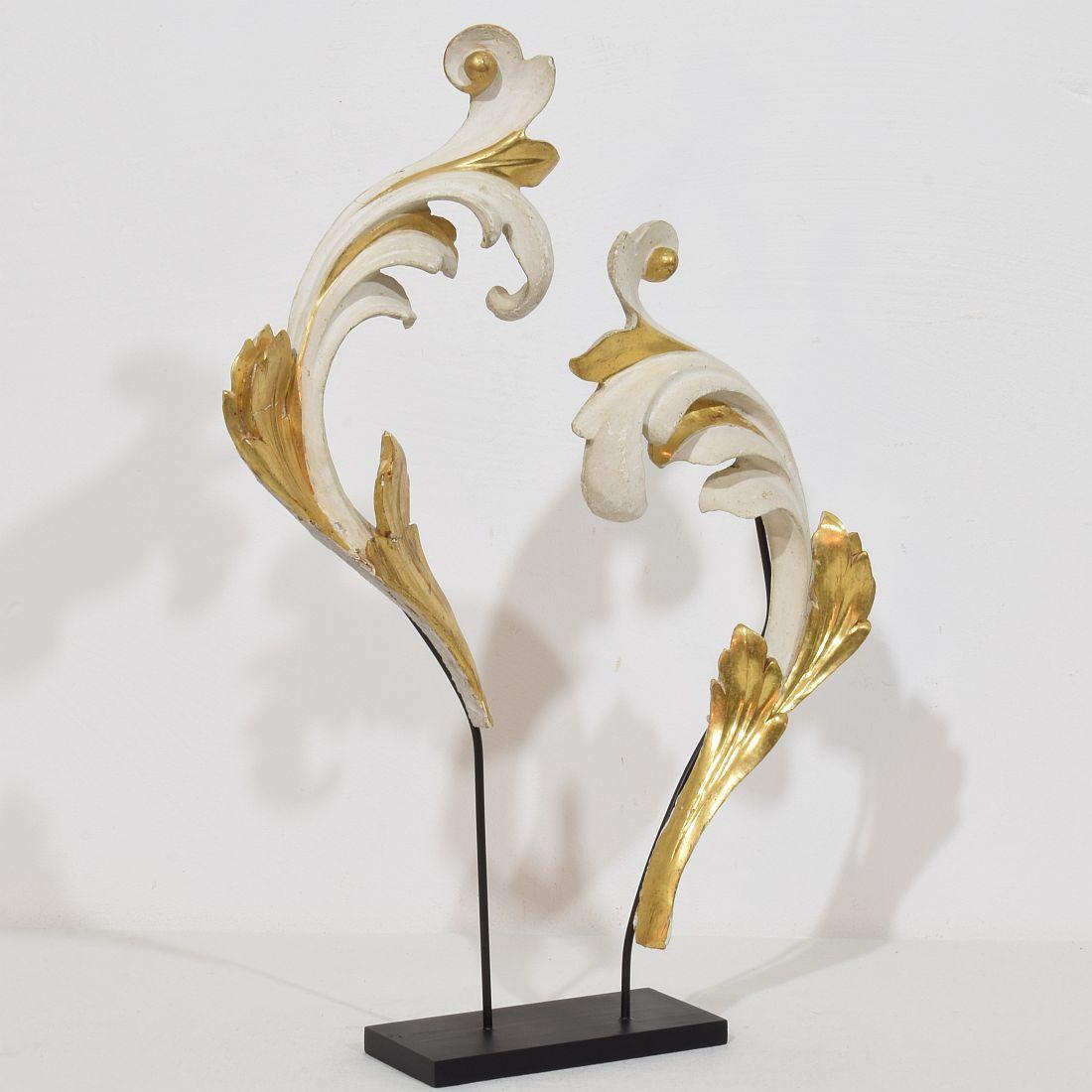 Pareja de adornos italianos de madera de giltwood tallada a mano en forma de hoja de acanto del siglo XVIII/XIX Italiano en venta