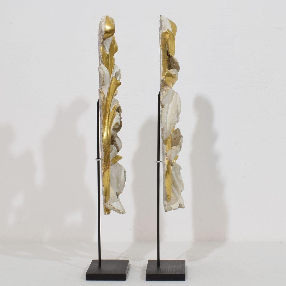 Pair Italian 18/19th Century Hand Carved Giltwood Acanthus Leaf Curl Ornaments In Good Condition In Buisson, FR