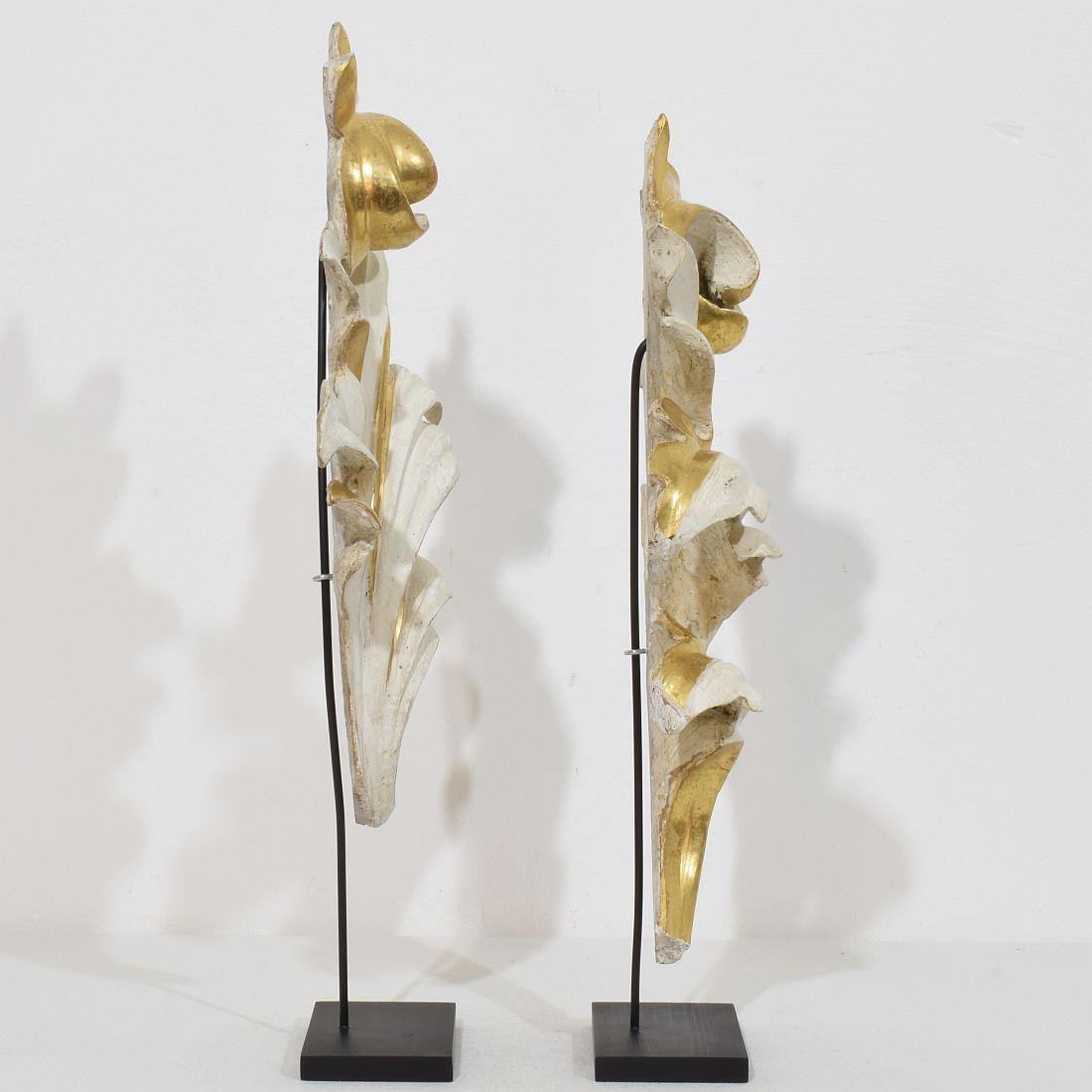 Pair Italian 18/19th Century Hand Carved Giltwood Acanthus Leaf Curl Ornaments In Good Condition For Sale In Buisson, FR