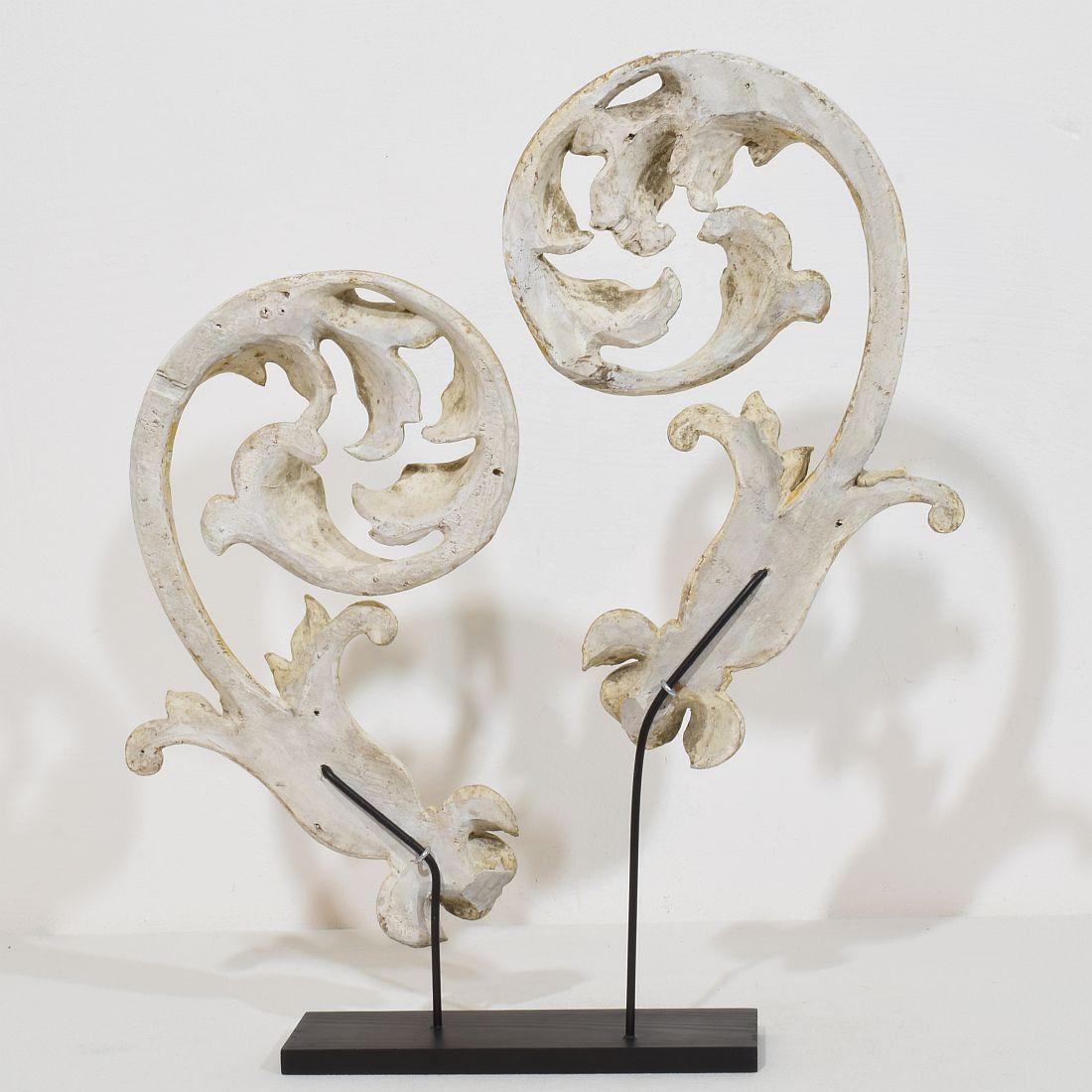 Paar italienische 18/19. Jahrhundert handgeschnitzte Giltwood Acanthus Leaf Curl Ornamente im Zustand „Gut“ im Angebot in Buisson, FR