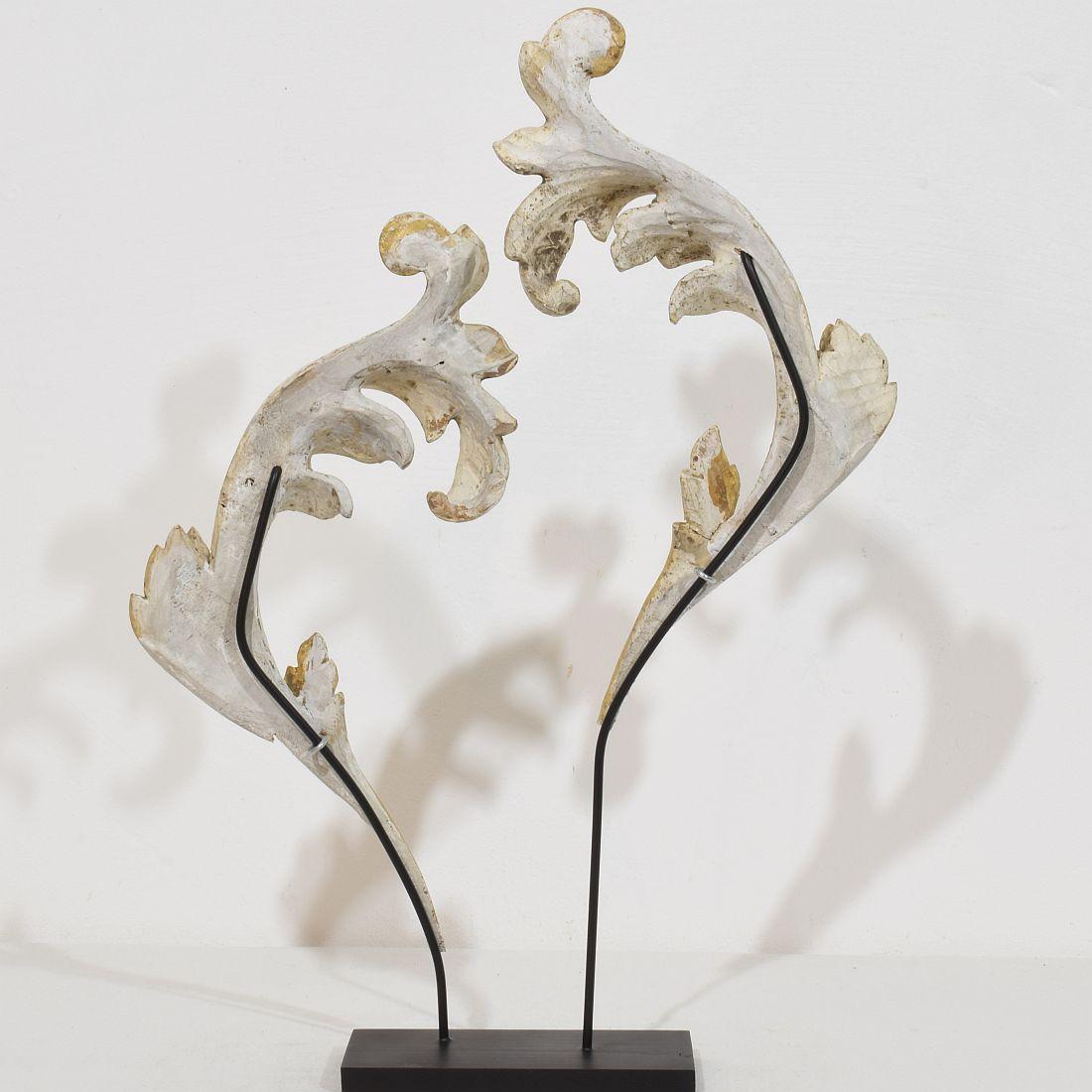 Pareja de adornos italianos de madera de giltwood tallada a mano en forma de hoja de acanto del siglo XVIII/XIX en Bueno estado para la venta en Buisson, FR