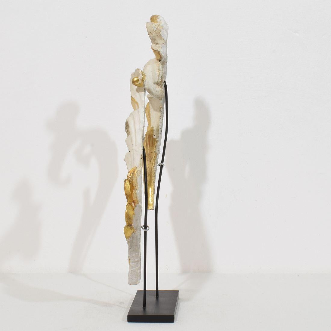 Pareja de adornos italianos de madera de giltwood tallada a mano en forma de hoja de acanto del siglo XVIII/XIX siglo XVIII y antes en venta