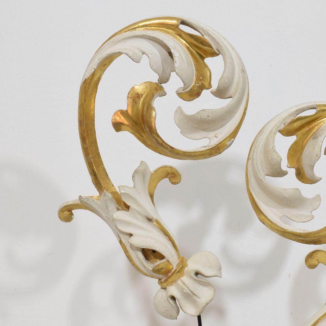 Pair Italian 18/19th Century Hand Carved Giltwood Acanthus Leaf Curl Ornaments For Sale 1