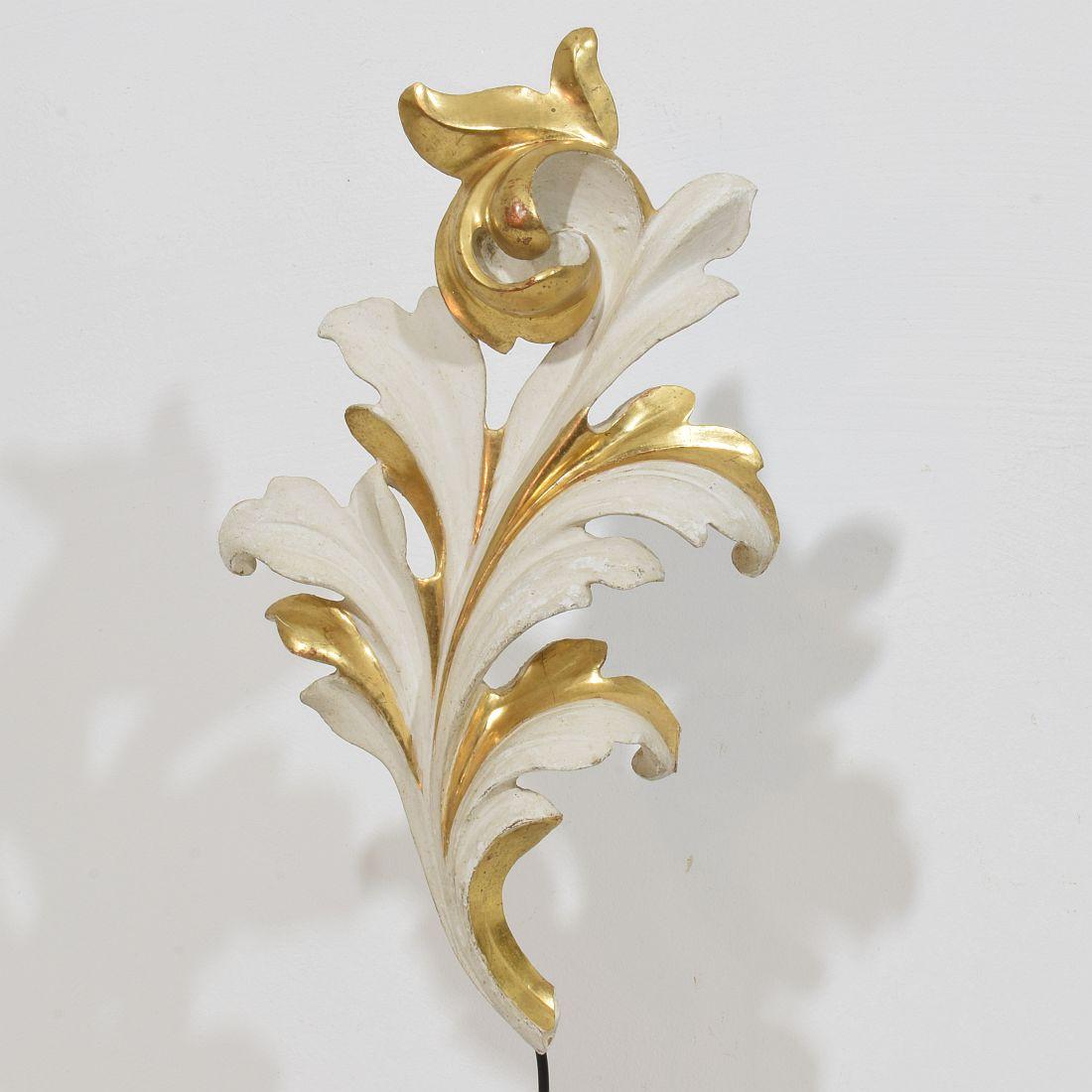 Pair Italian 18/19th Century Hand Carved Giltwood Acanthus Leaf Curl Ornaments For Sale 1