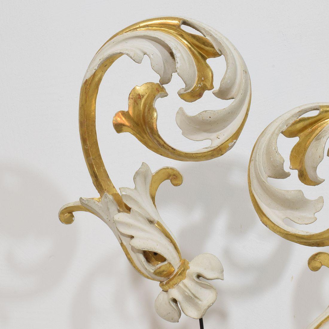 Paar italienische 18/19. Jahrhundert handgeschnitzte Giltwood Acanthus Leaf Curl Ornamente (Holz) im Angebot