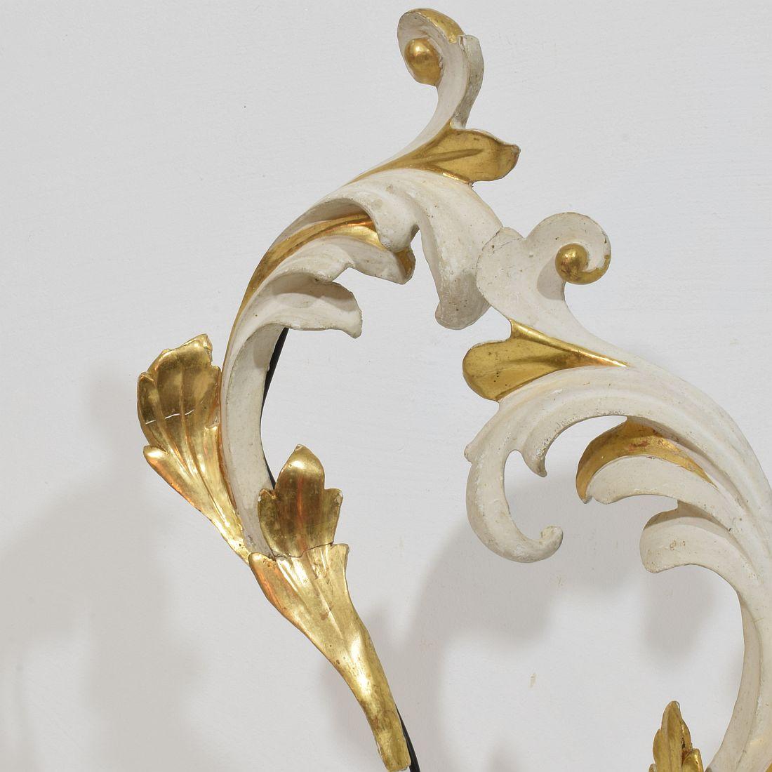 Paire d'ornements en bois doré sculpté à la main et à feuilles d'Acanthus, Italie 18/19e siècle en vente 1