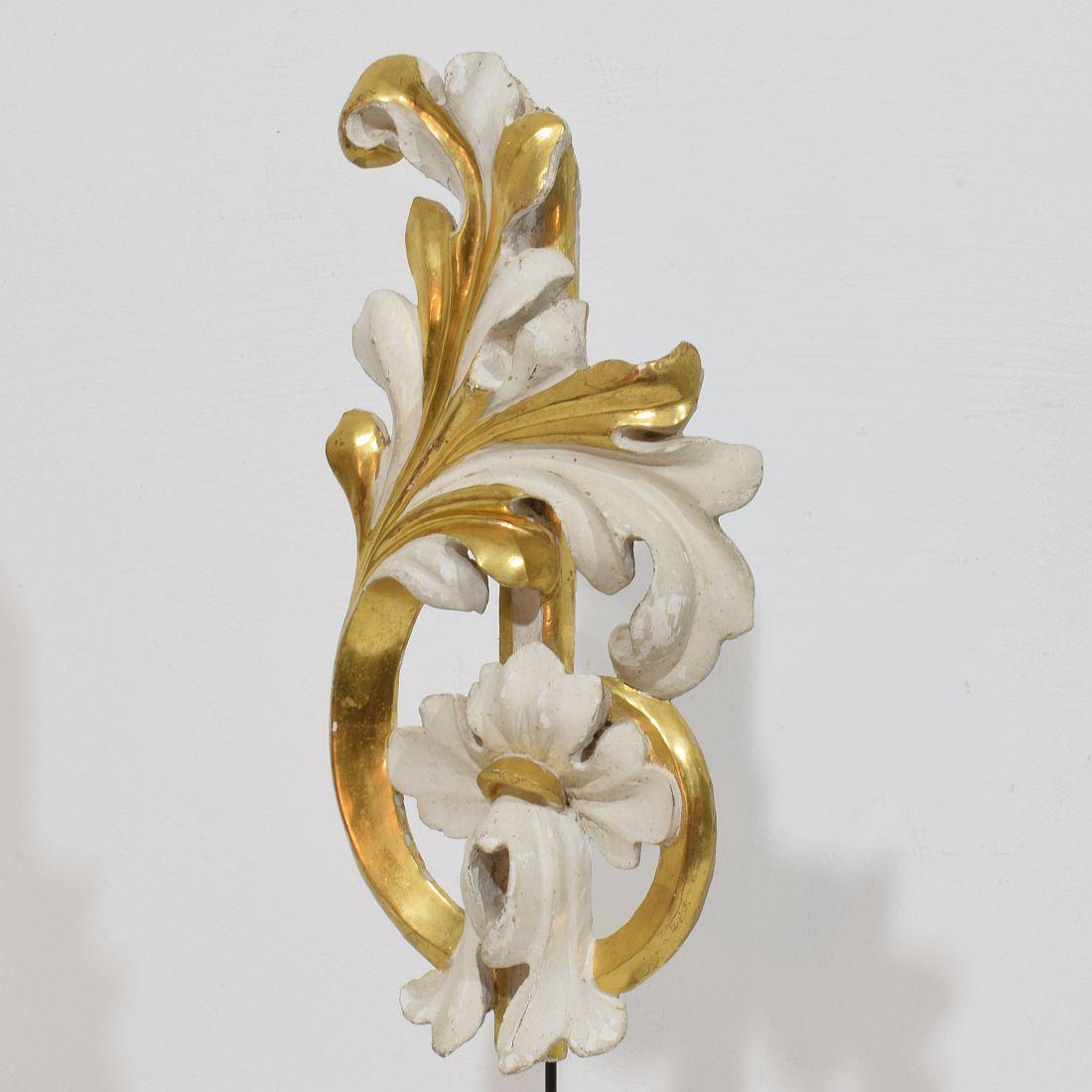 Paar italienische 18/19. Jahrhundert handgeschnitzte Giltwood Acanthus Leaf Curl Ornamente im Angebot 1