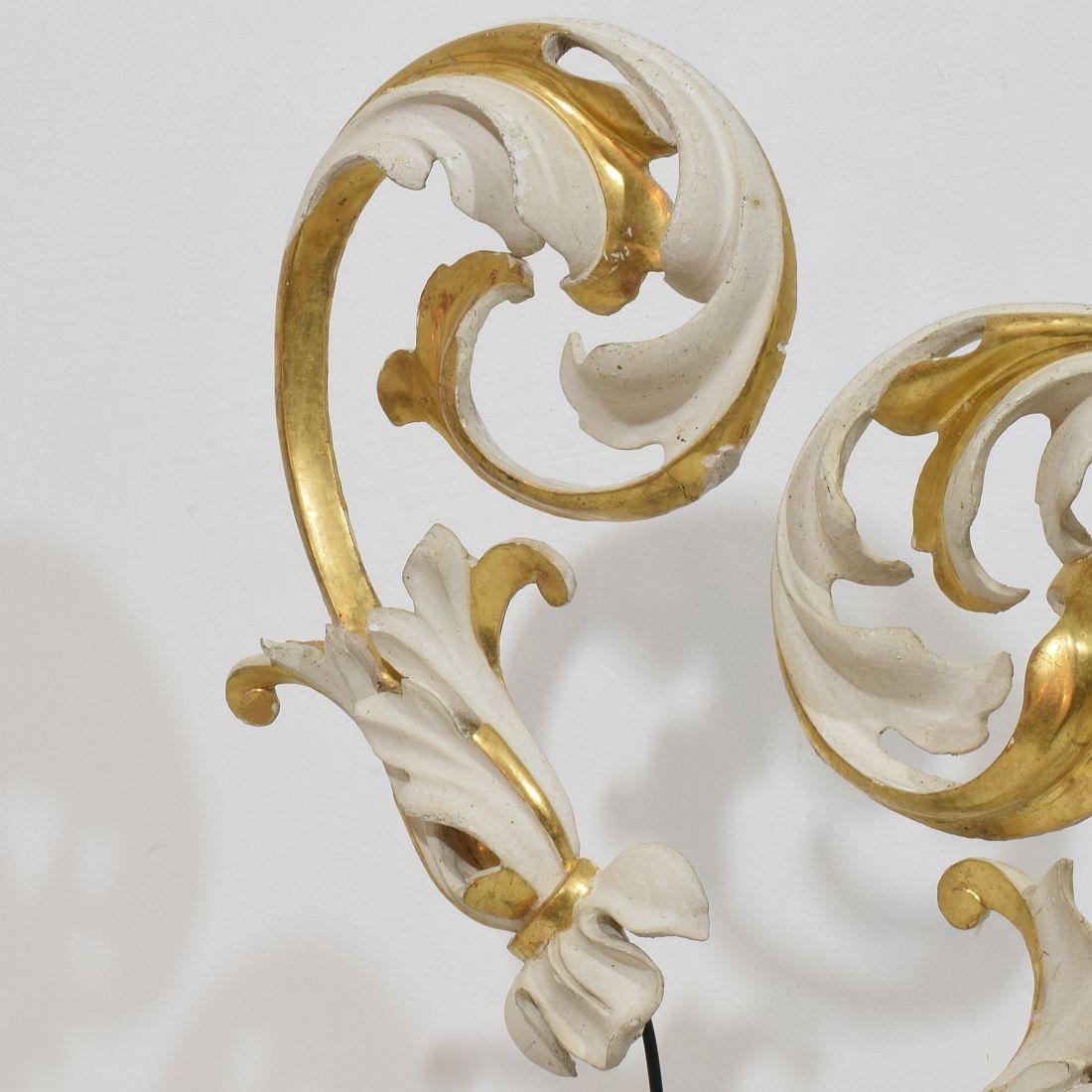 Pair Italian 18/19th Century Hand Carved Giltwood Acanthus Leaf Curl Ornaments For Sale 2