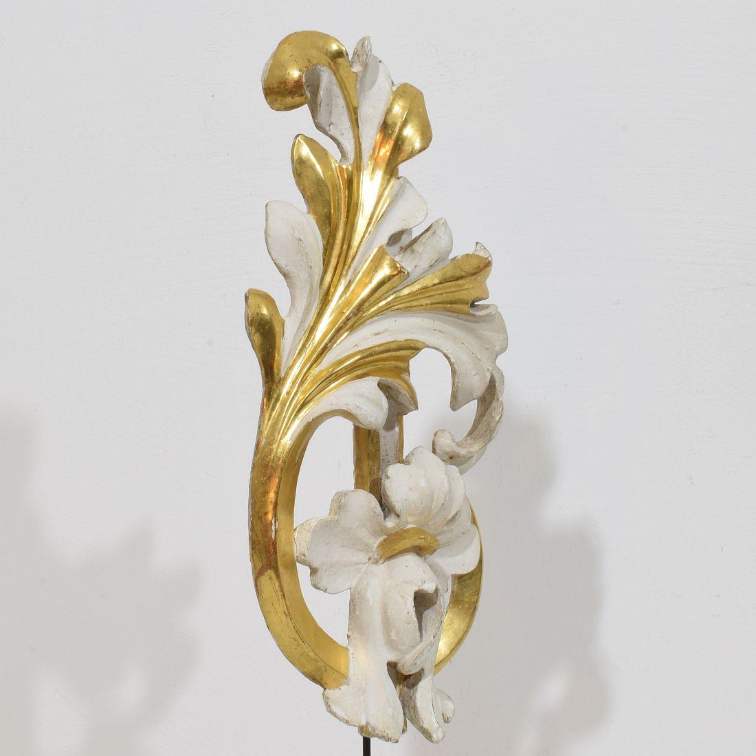 Pair Italian 18/19th Century Hand Carved Giltwood Acanthus Leaf Curl Ornaments For Sale 3