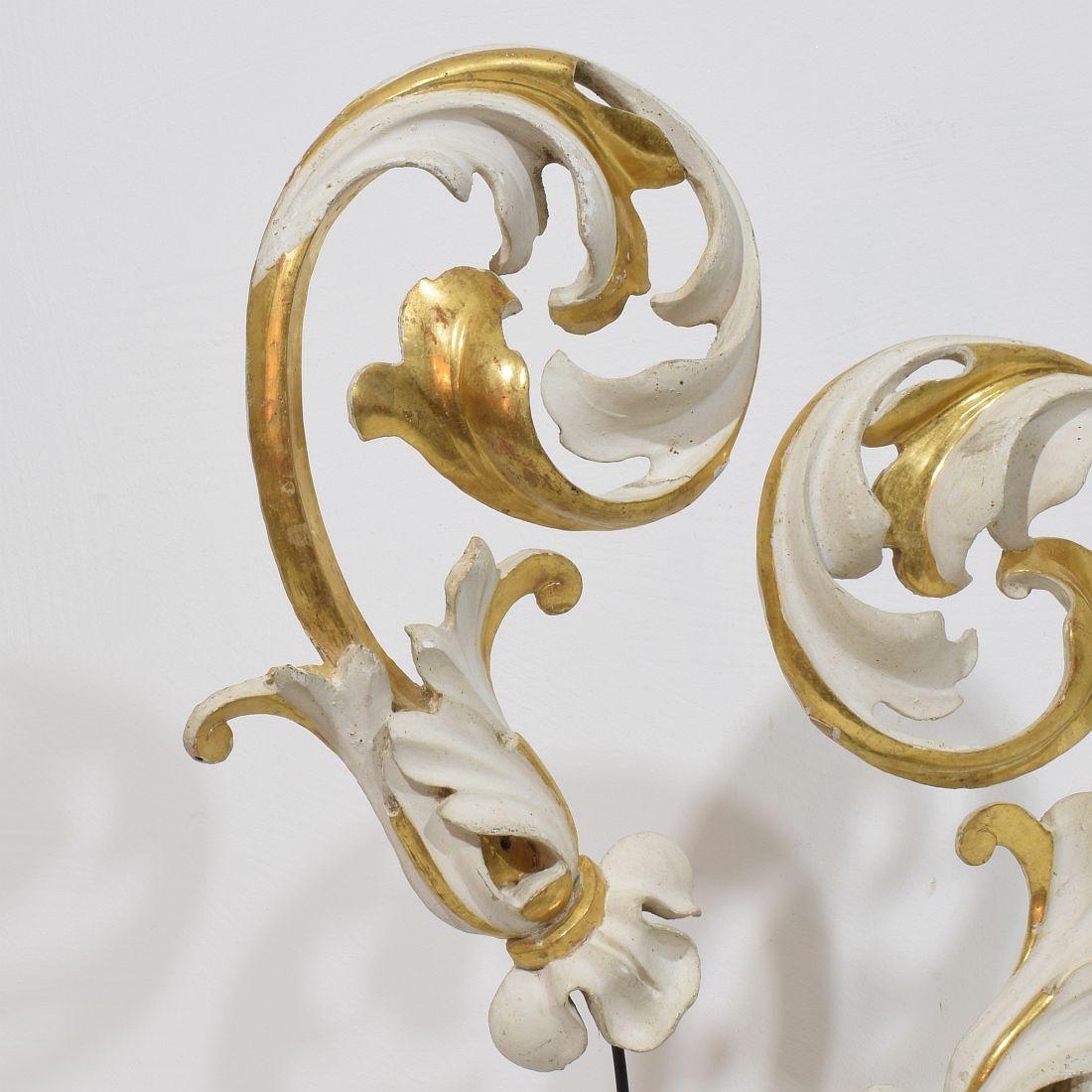 Paar italienische 18/19. Jahrhundert handgeschnitzte Giltwood Acanthus Leaf Curl Ornamente im Angebot 2