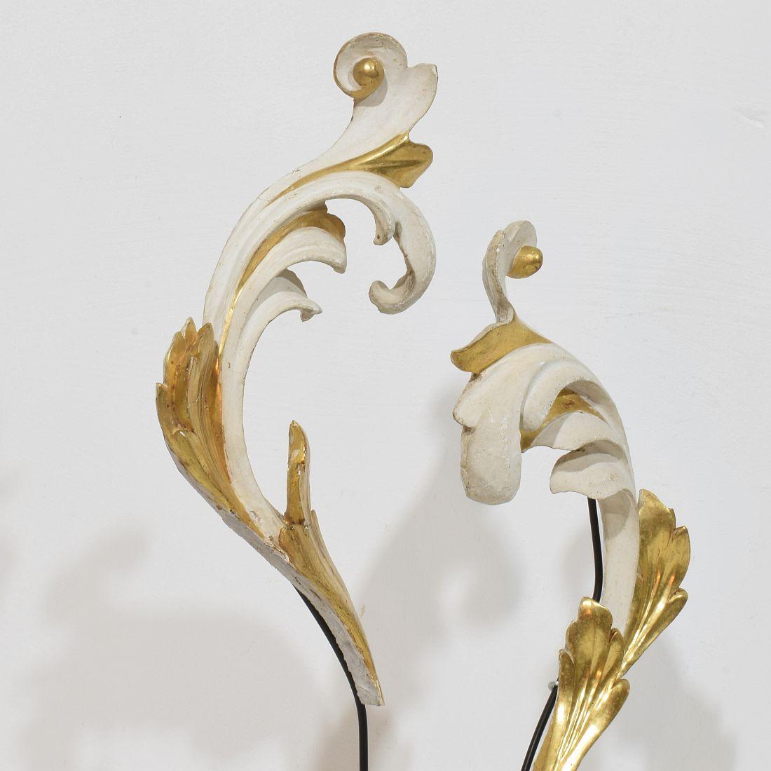 Pareja de adornos italianos de madera de giltwood tallada a mano en forma de hoja de acanto del siglo XVIII/XIX en venta 2
