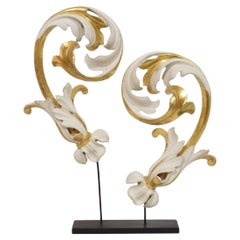 Pareja de adornos italianos de madera de giltwood tallada a mano en forma de hoja de acanto del siglo XVIII/XIX