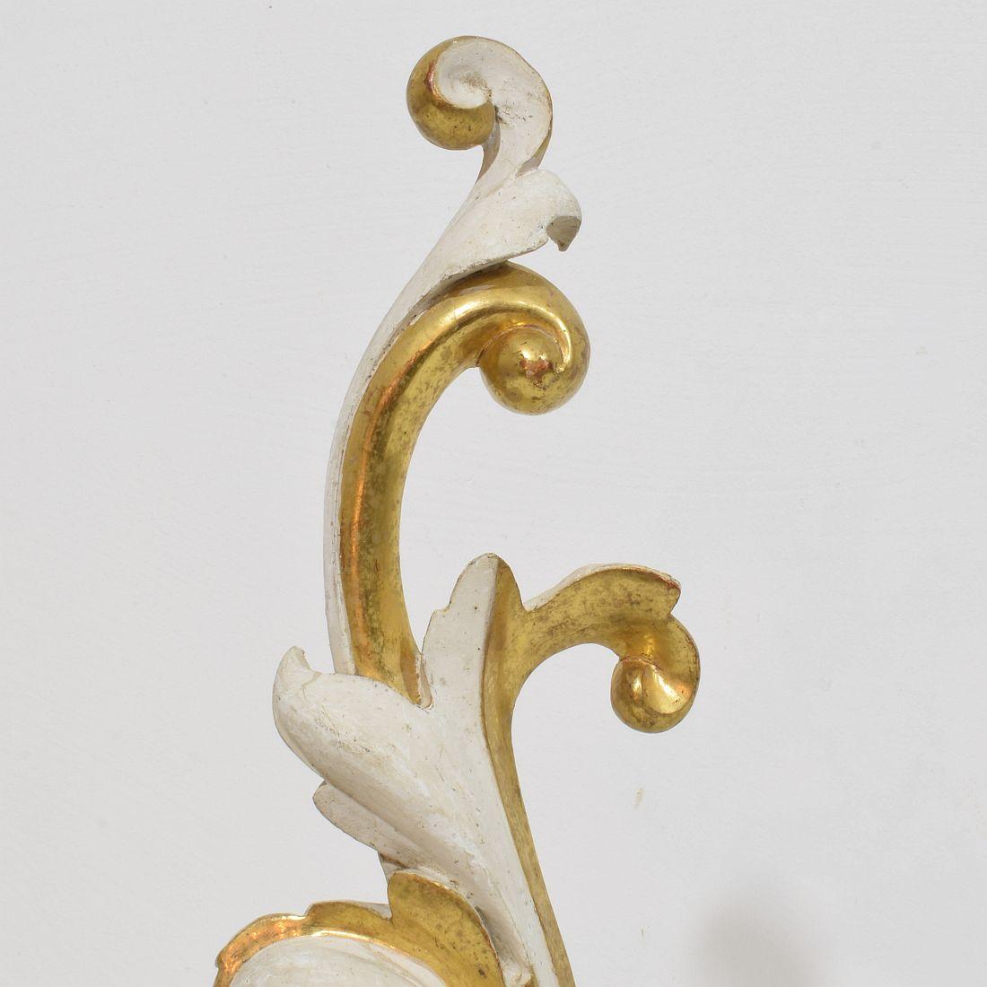 Pair Italian 18/19th Century Hand Carved Giltwood Curl Ornaments For Sale 4