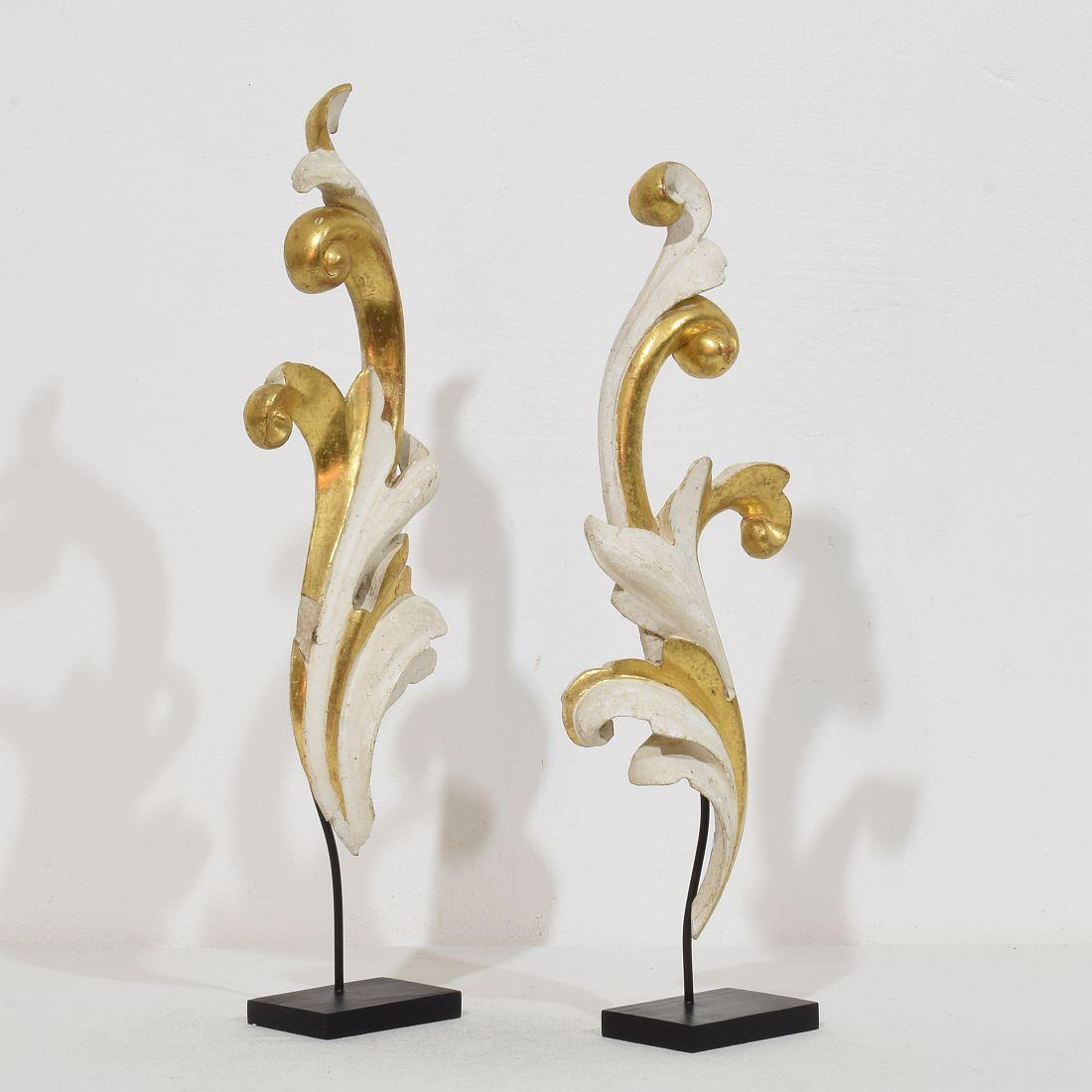 Hand-Carved Pair Italian 18/19th Century Hand Carved Giltwood Curl Ornaments For Sale