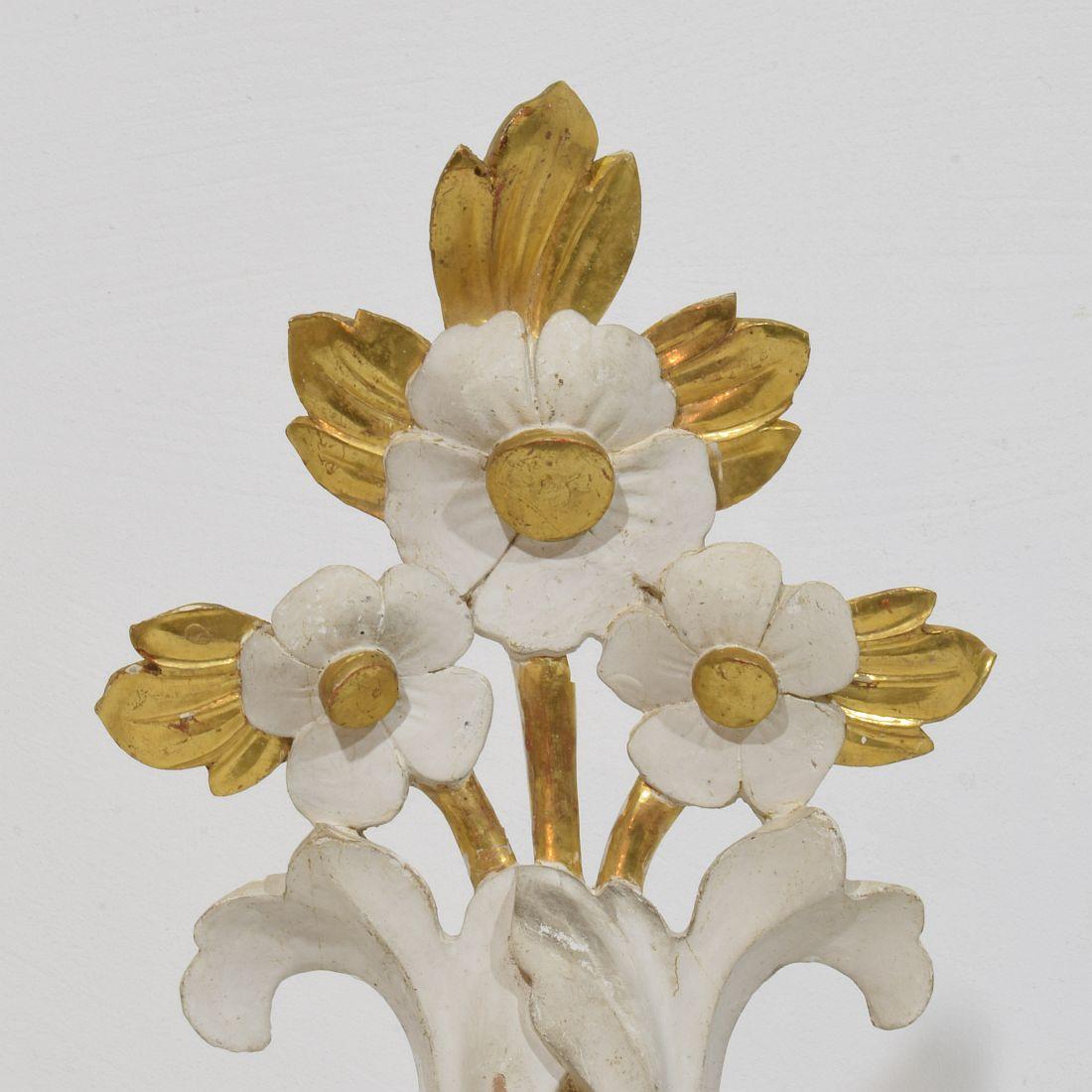 Pair Italian 18/19th Century Hand Carved Giltwood Floral Ornaments For Sale 4