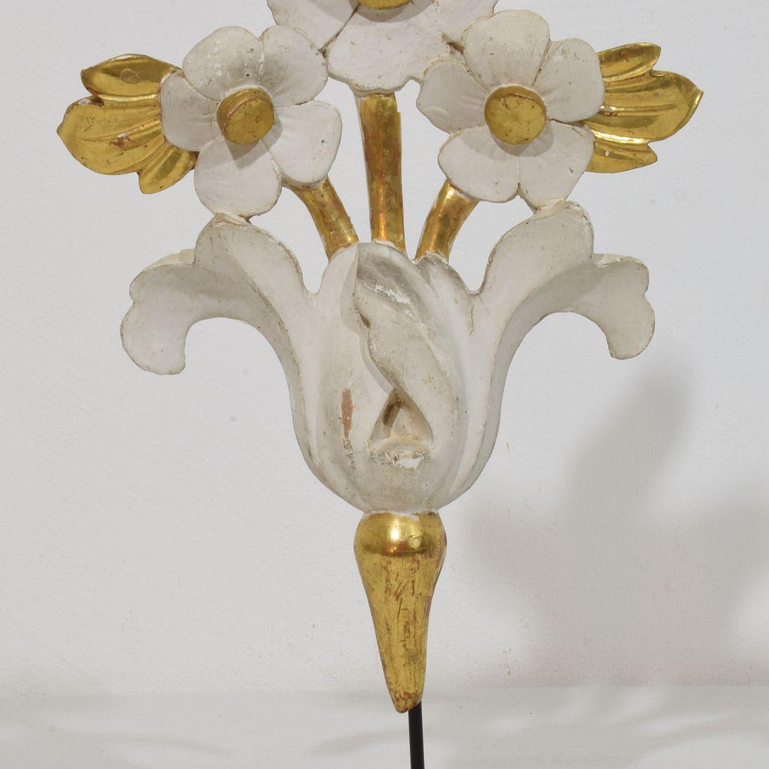 Paar italienische 18/19. Jahrhundert Hand geschnitzt Giltwood Floral Ornaments im Angebot 4