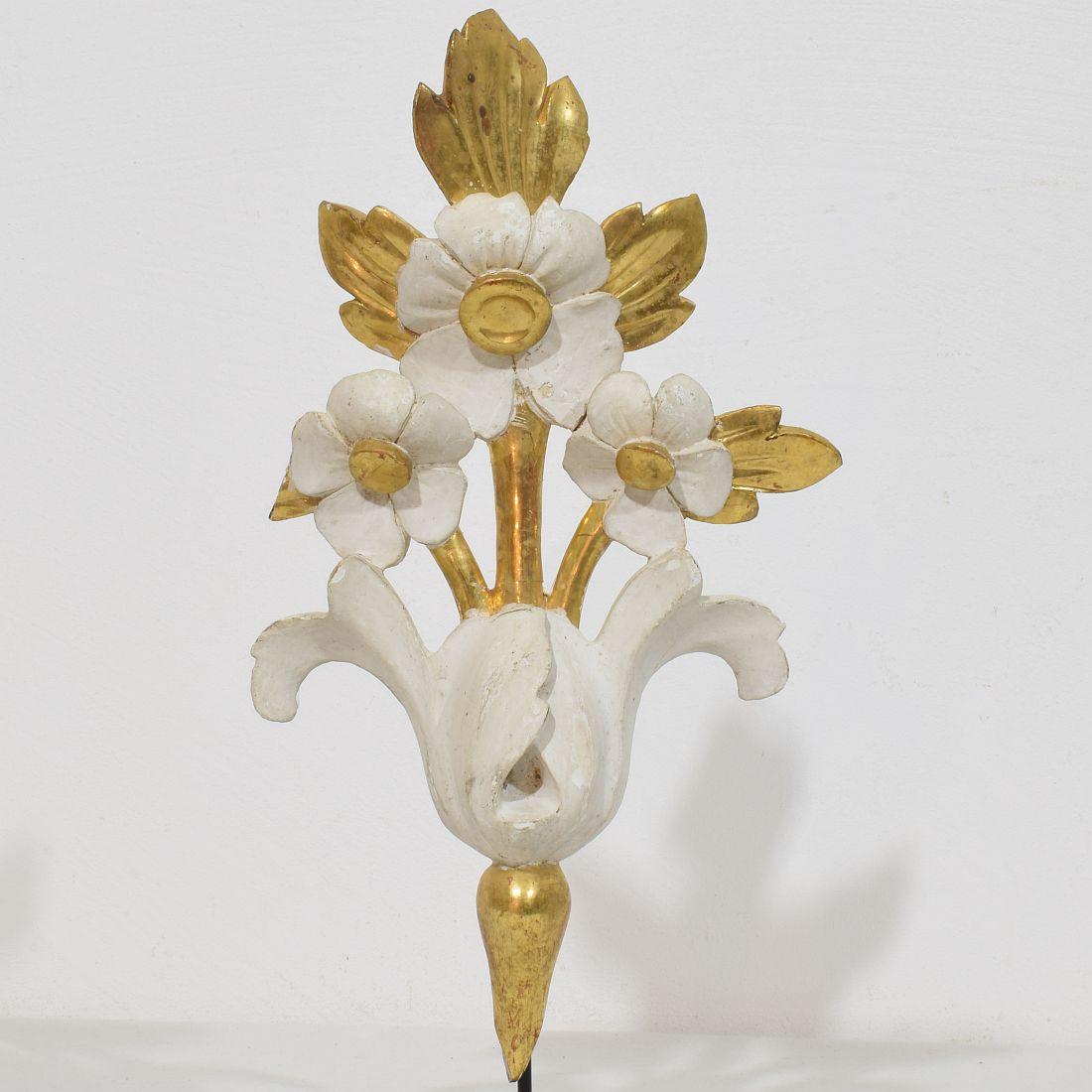 Paar italienische 18/19. Jahrhundert Hand geschnitzt Giltwood Floral Ornaments im Angebot 5
