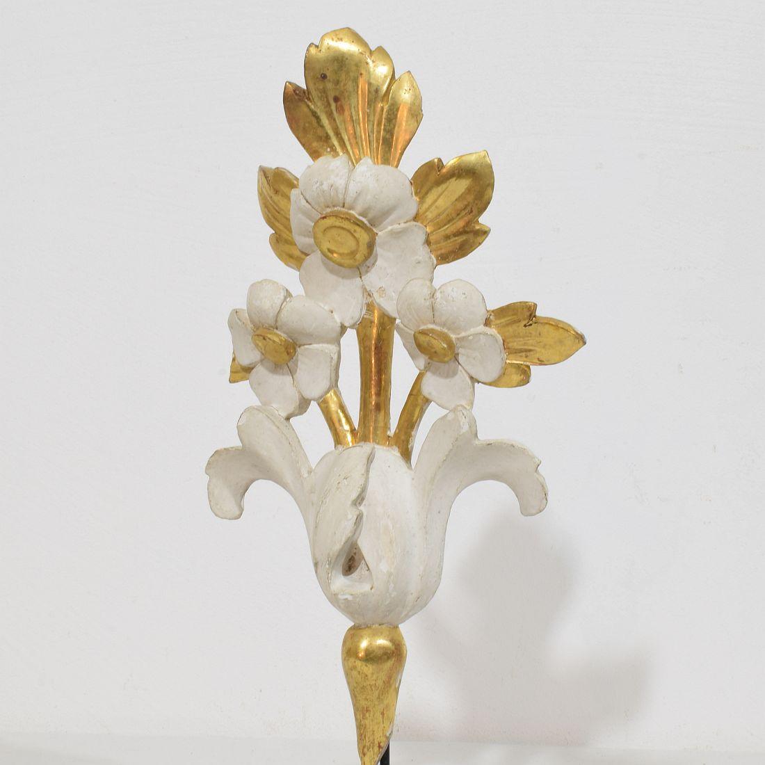 Paar italienische 18/19. Jahrhundert Hand geschnitzt Giltwood Floral Ornaments im Angebot 6