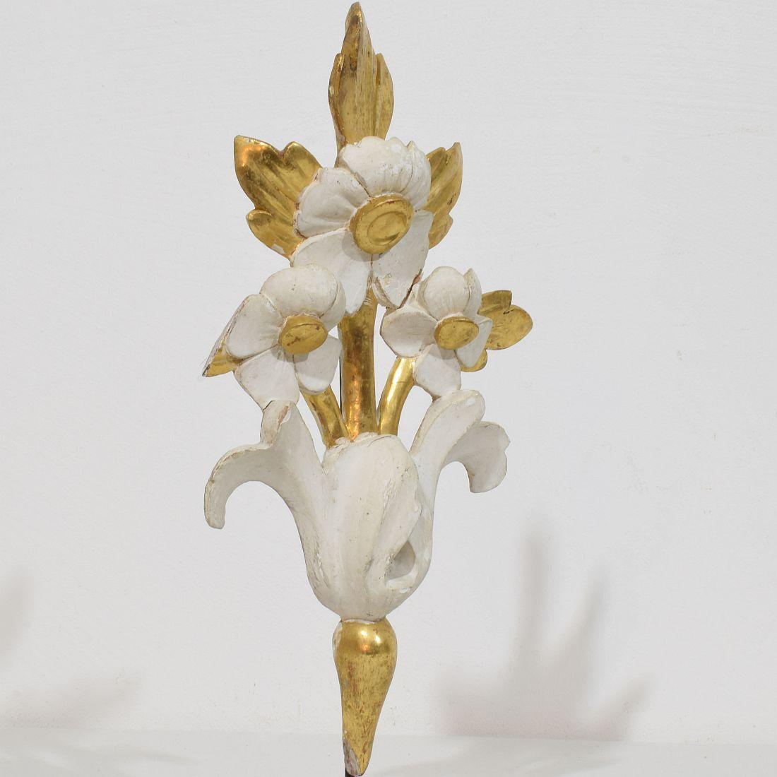 Paar italienische 18/19. Jahrhundert Hand geschnitzt Giltwood Floral Ornaments im Angebot 7