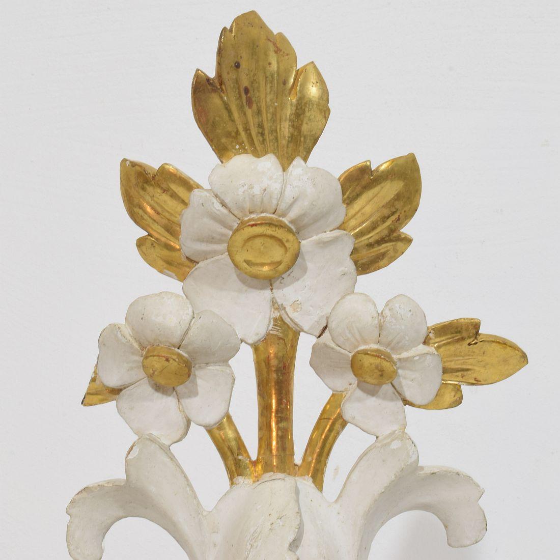 Paar italienische 18/19. Jahrhundert Hand geschnitzt Giltwood Floral Ornaments im Angebot 8