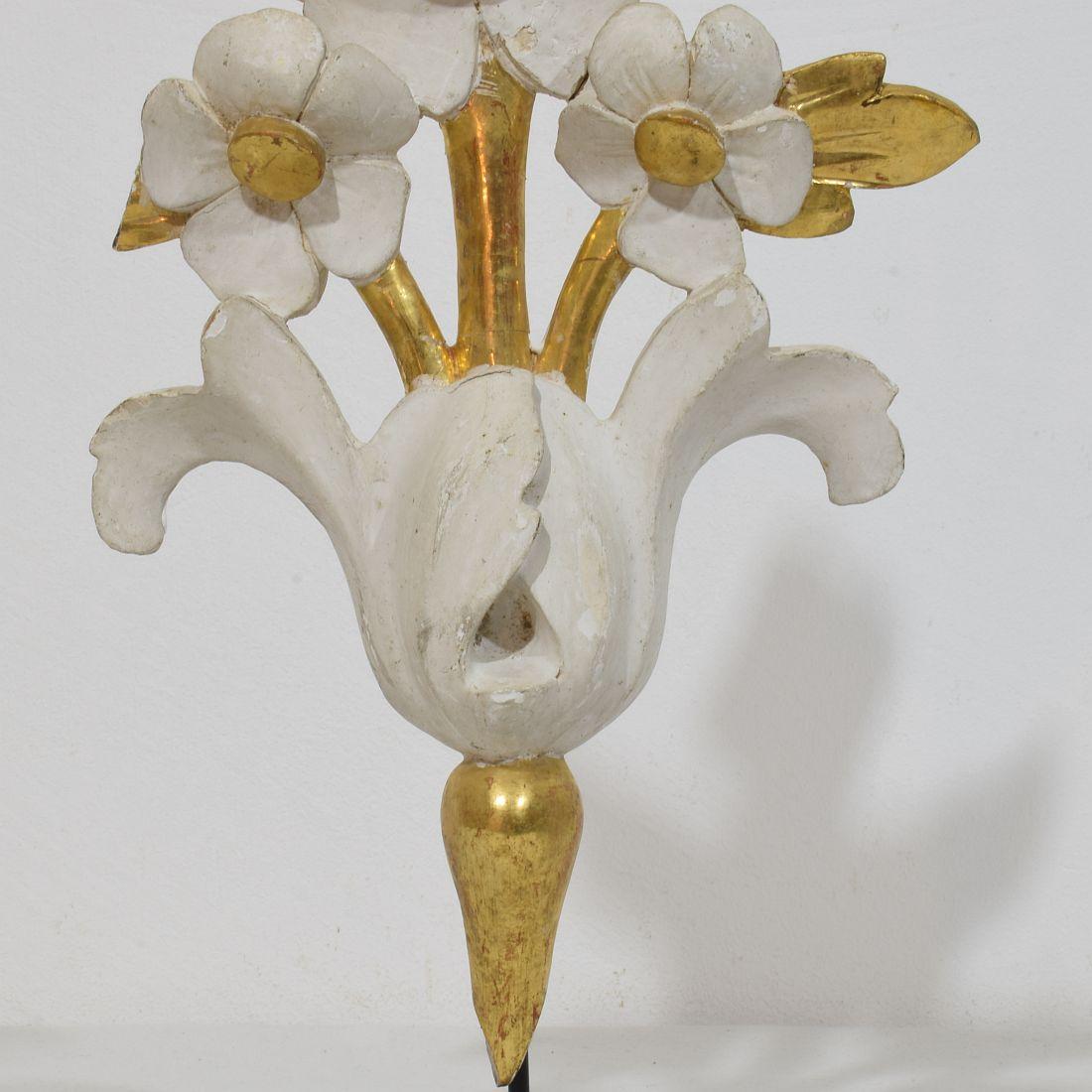 Paar italienische 18/19. Jahrhundert Hand geschnitzt Giltwood Floral Ornaments im Angebot 9
